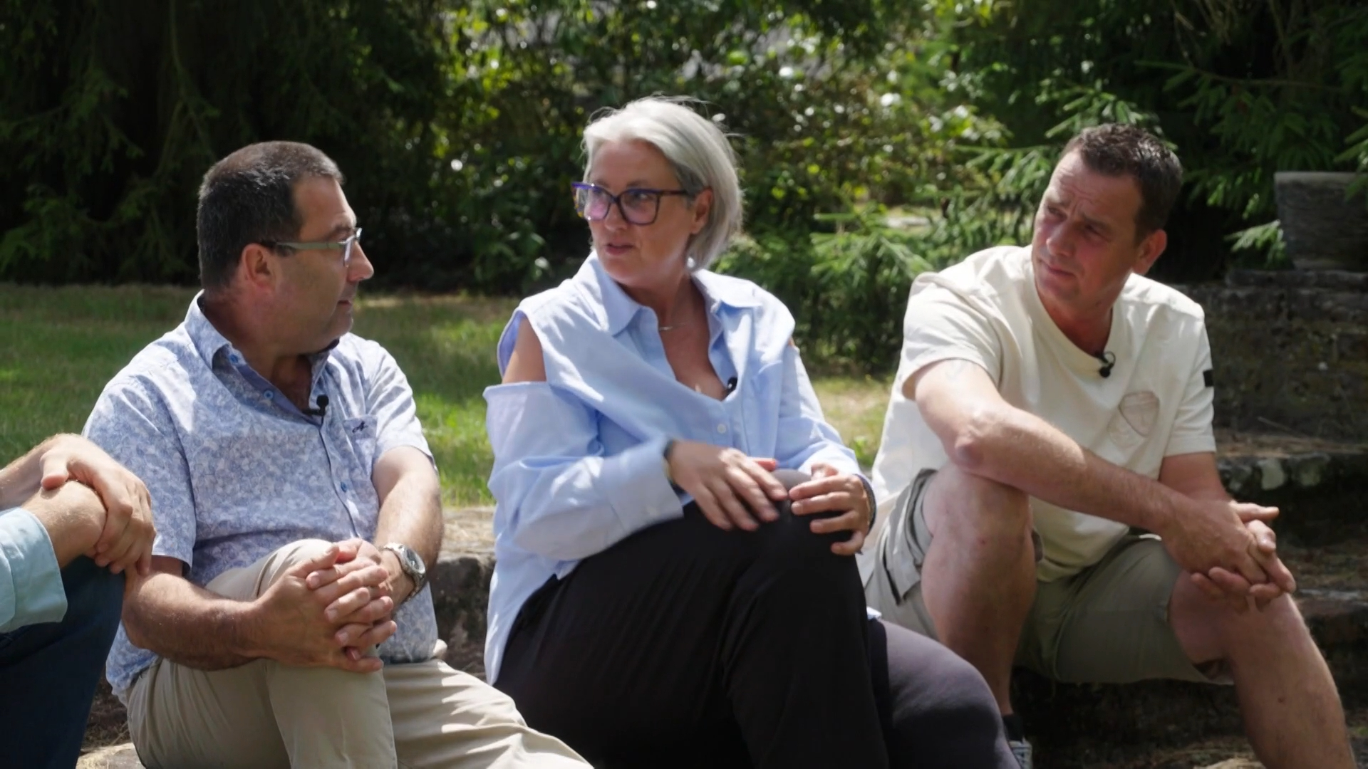 Sylvia's oom duikt letterlijk weg onder de tafel