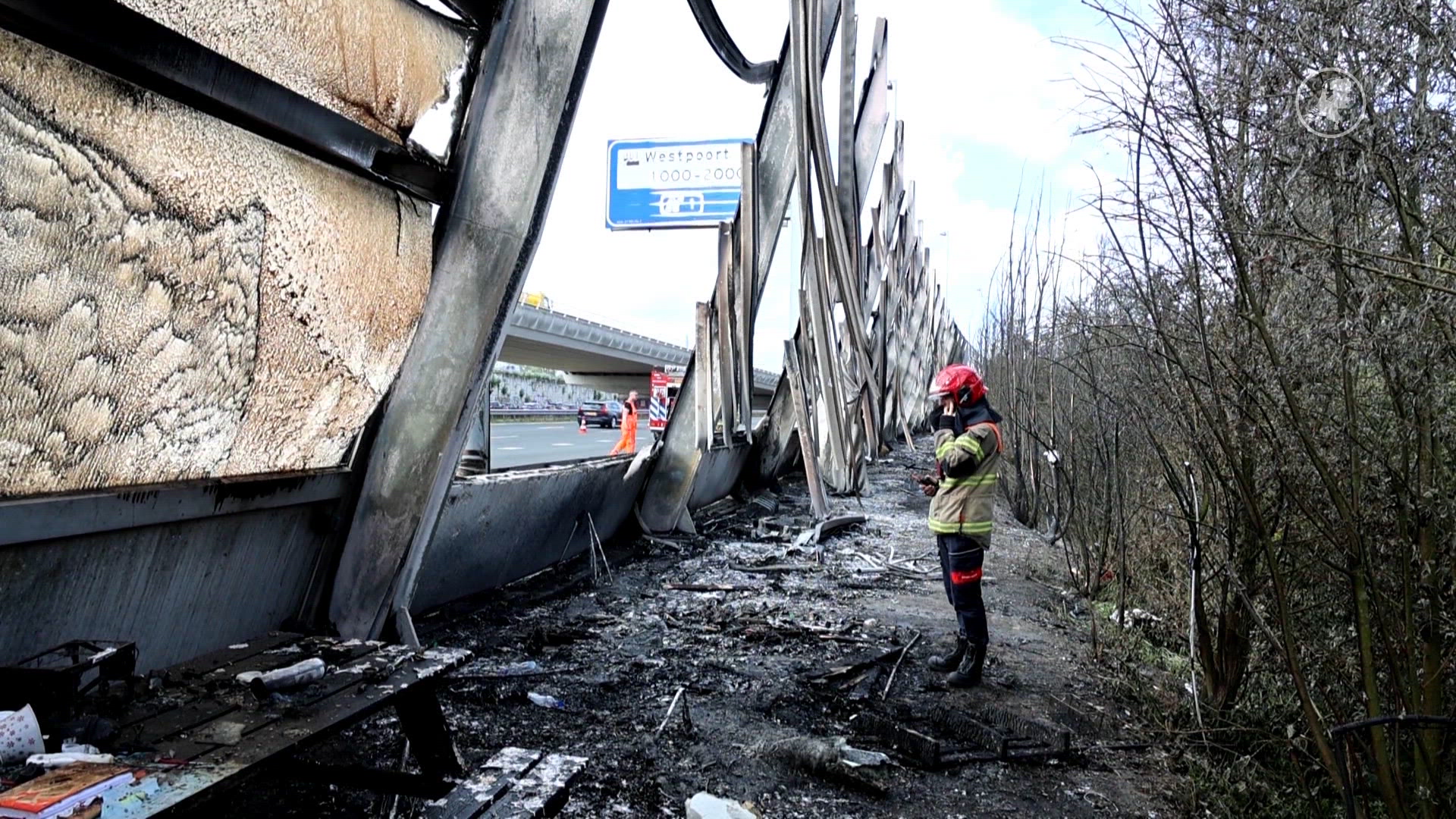 Geluidswal in brand langs A10 bij Amsterdam