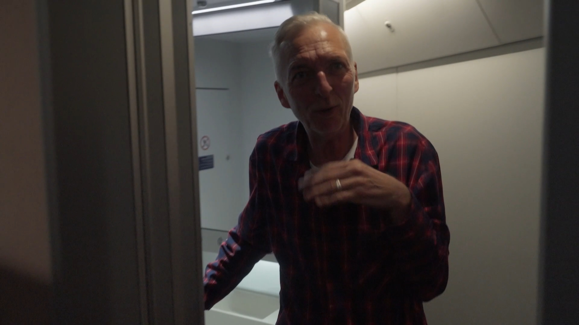 Martien schrikt van het toilet in de trein