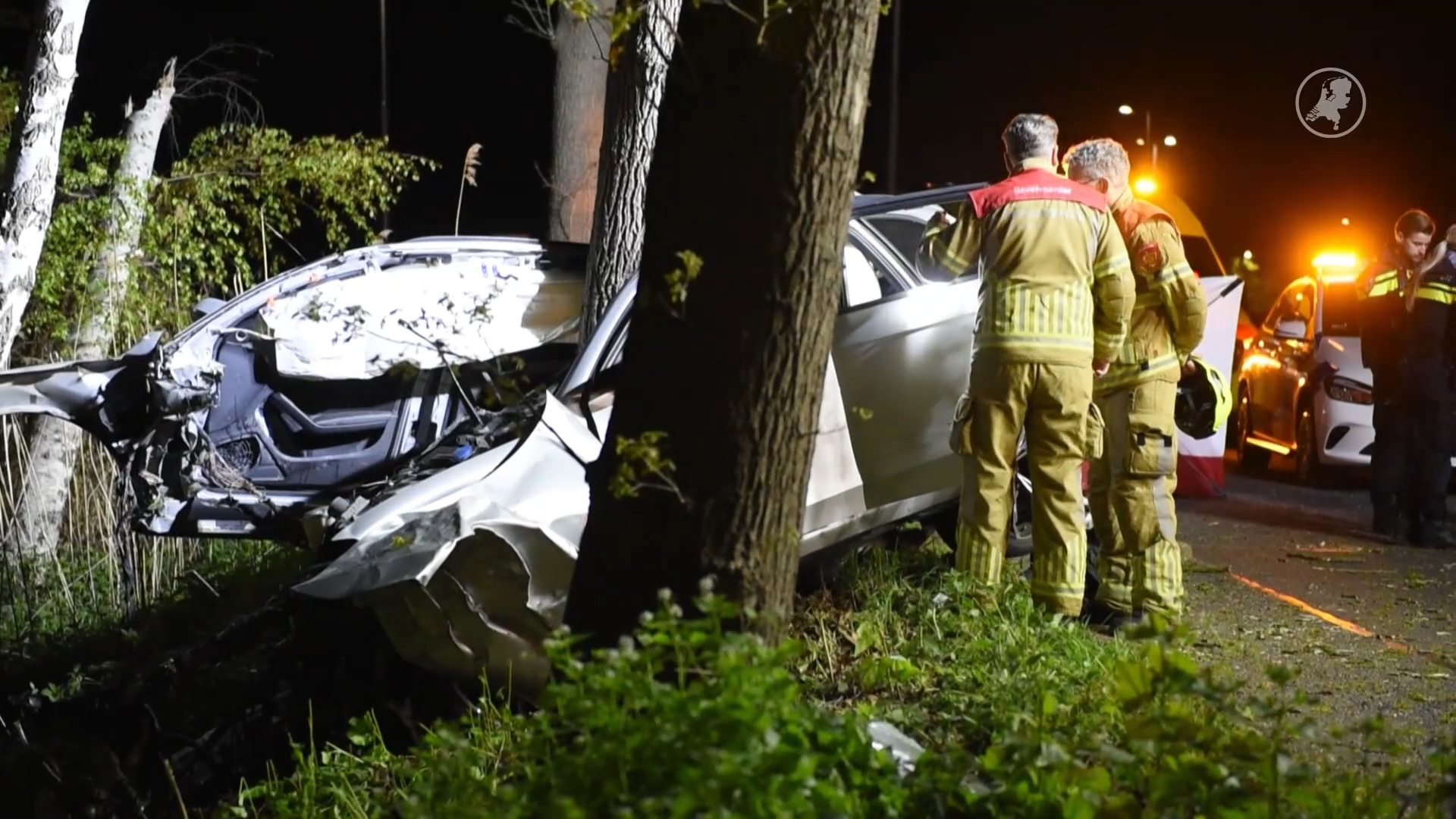 Dode en gewonde bij ongeval met auto tegen boom in Weert