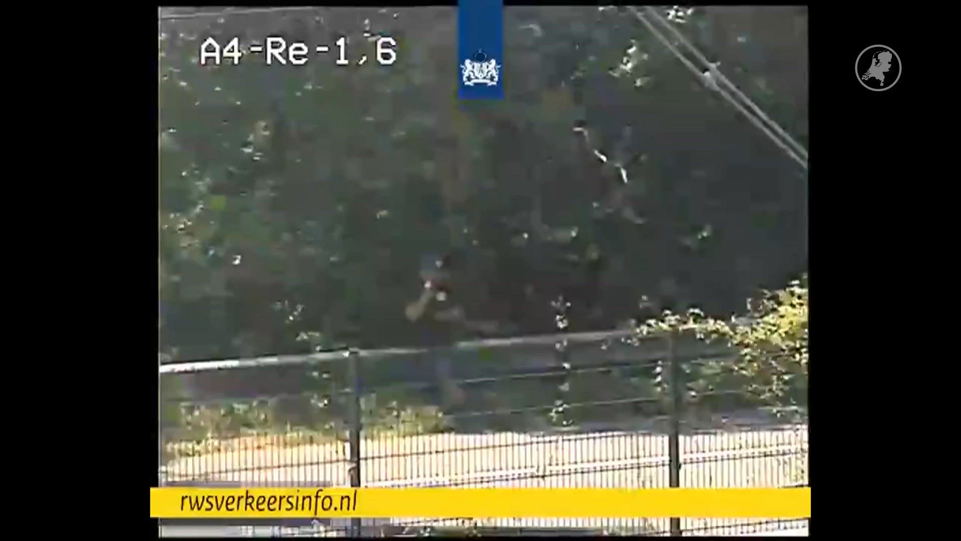 Man loopt over snelweg en wordt opgehaald door een Uber