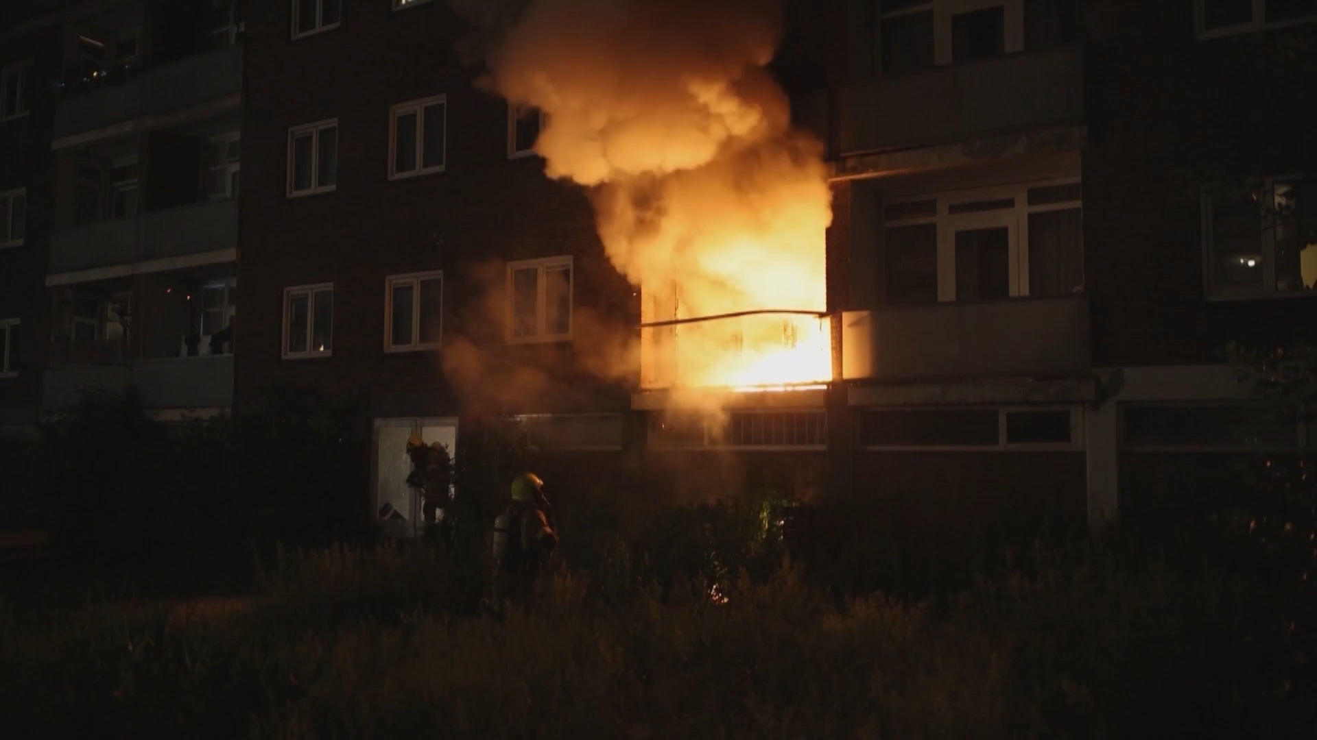 Vlammen slaan uit woning tijdens heftige flatbrand