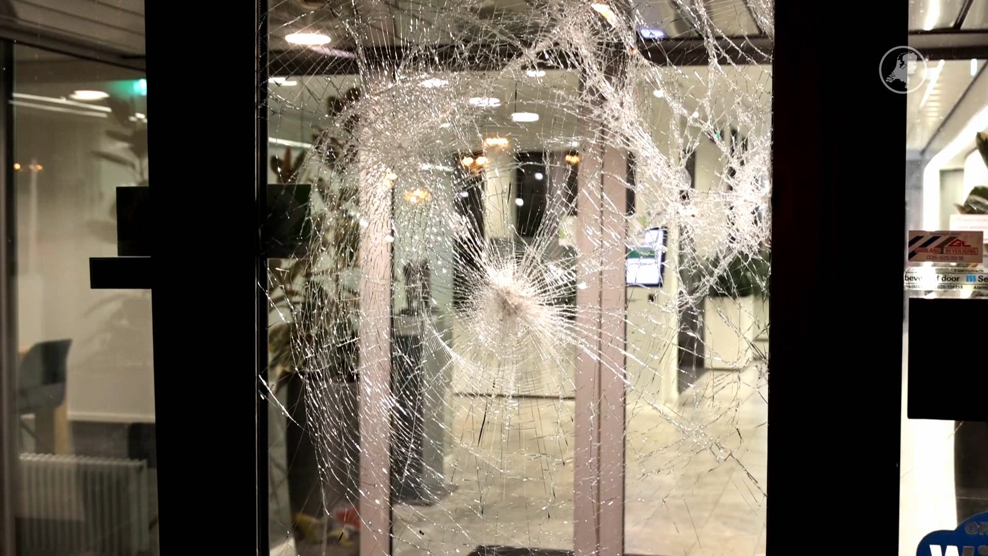 Omwonenden hebben geen begrip voor vernielingen gemeentehuis Loosdrecht