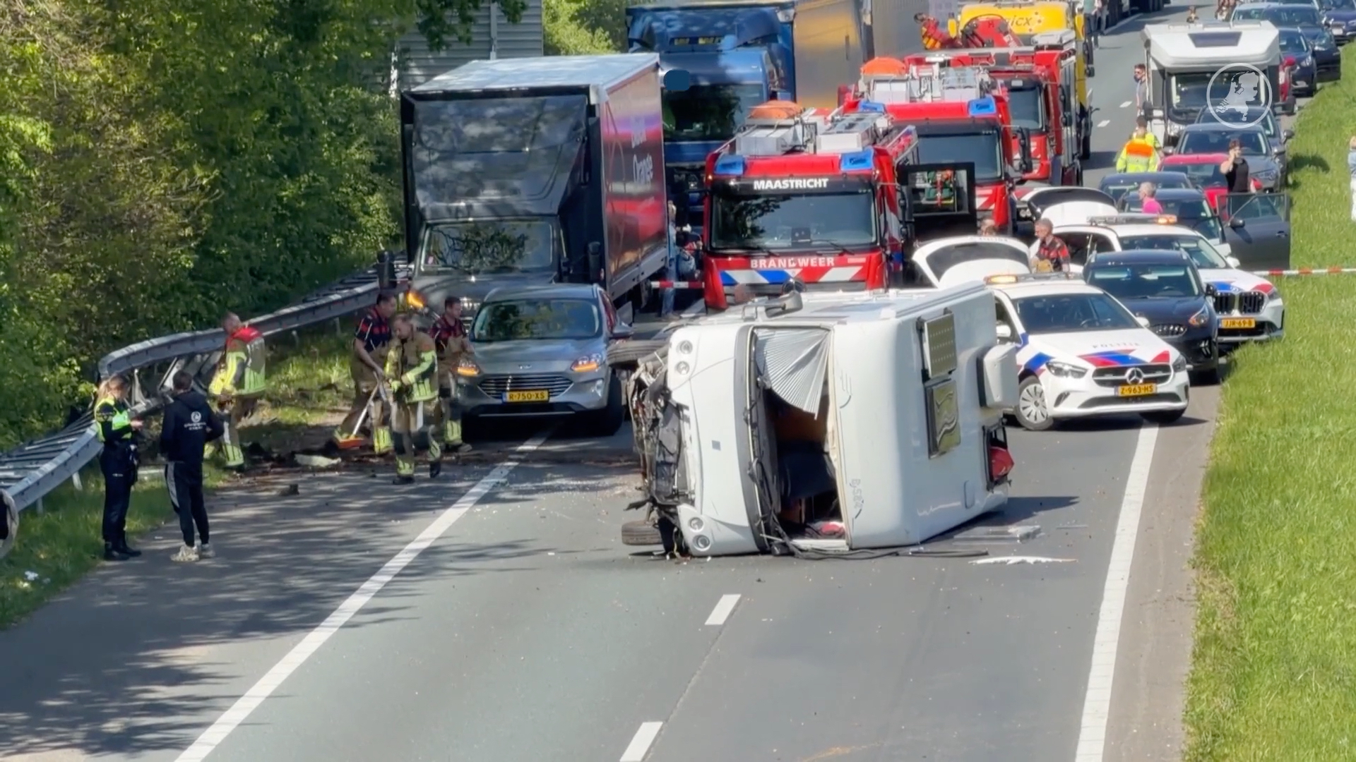 Camper slaat om op A2 richting België: flinke file rond Maastricht