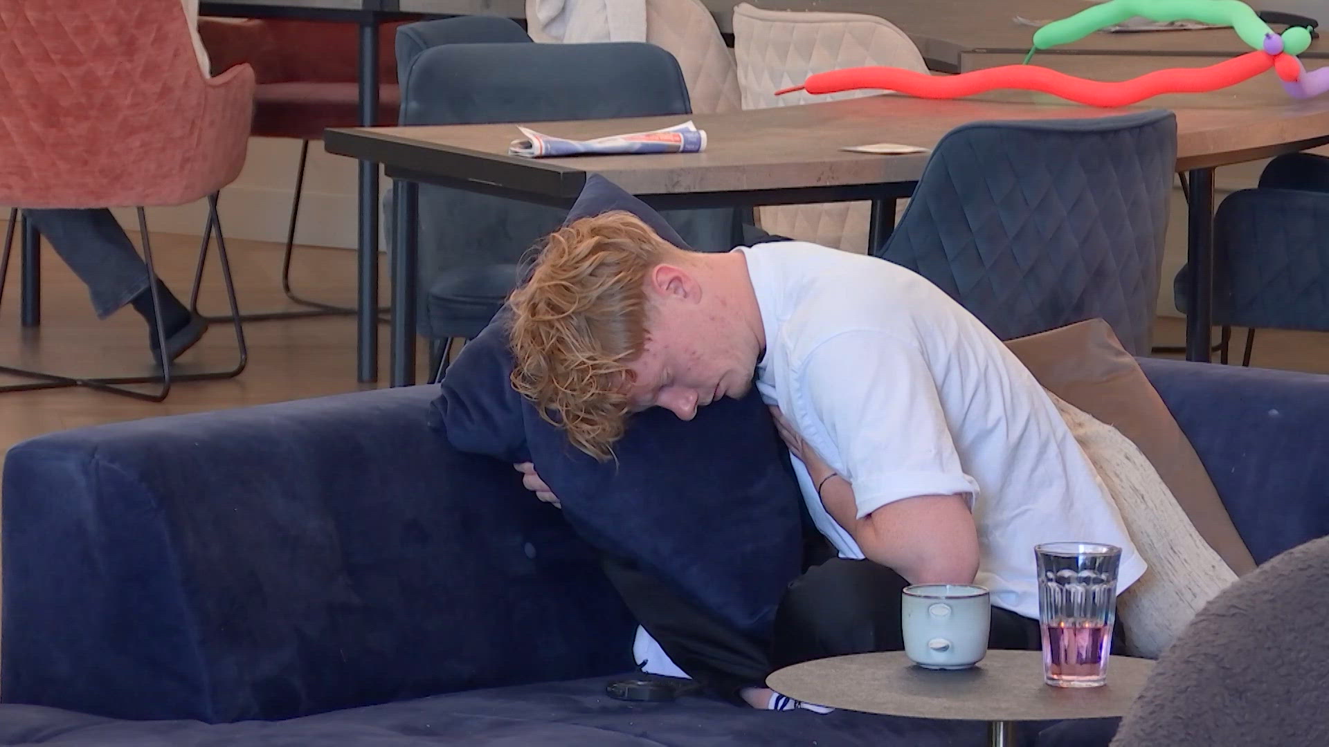 De Bondgenoten: Casper moet langs de huisarts: 'Niet normaal veel pijn'