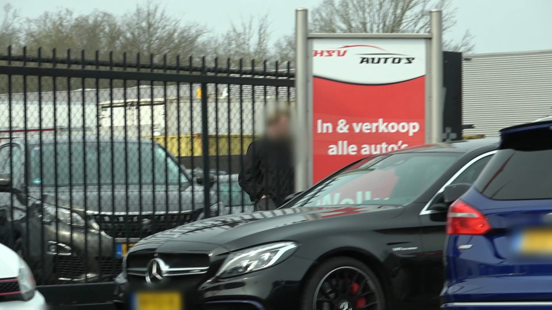 Dennis confronteert autohandelaar