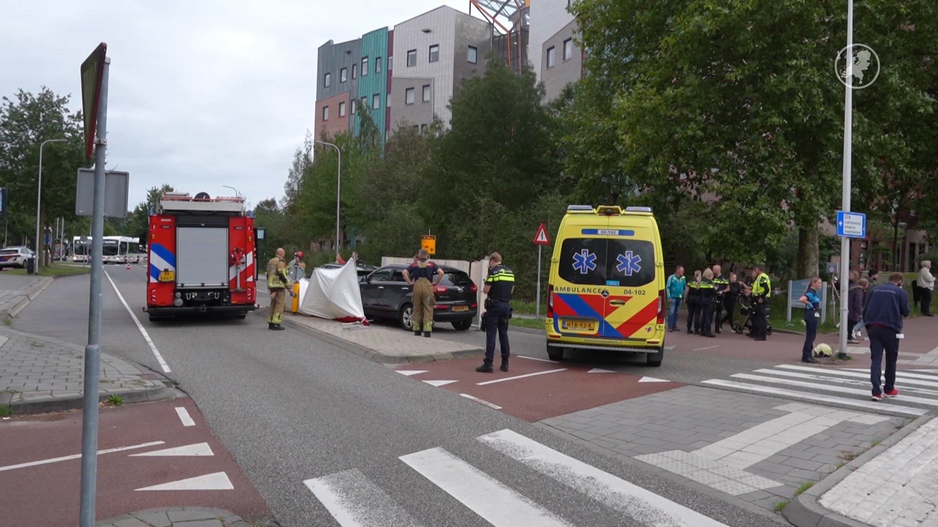 Dode bij verkeersongeluk pal voor Isala ziekenhuis Zwolle