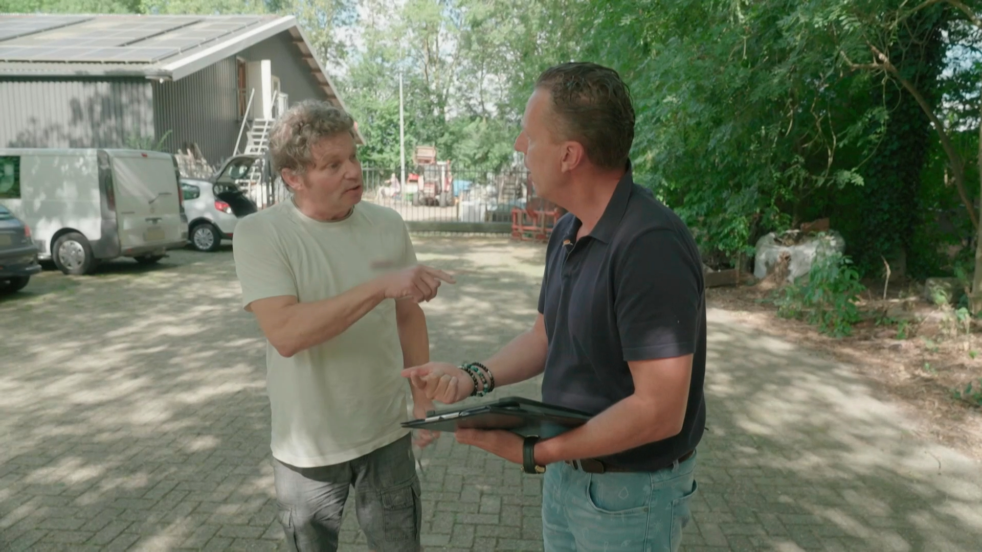 Rob confronteert eigenaar met schimmel en vieze bedden