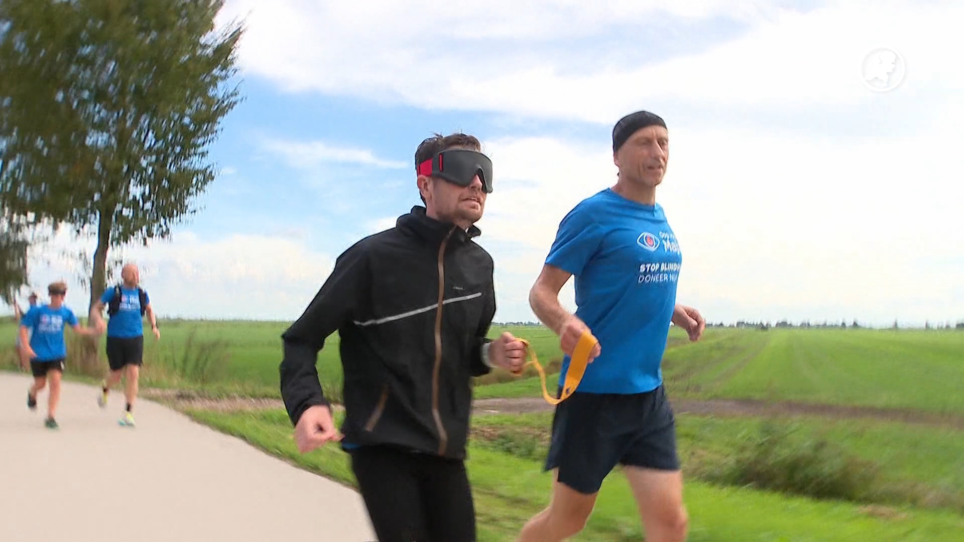 Björn en Lowie lopen Elfstedentocht geblinddoekt
