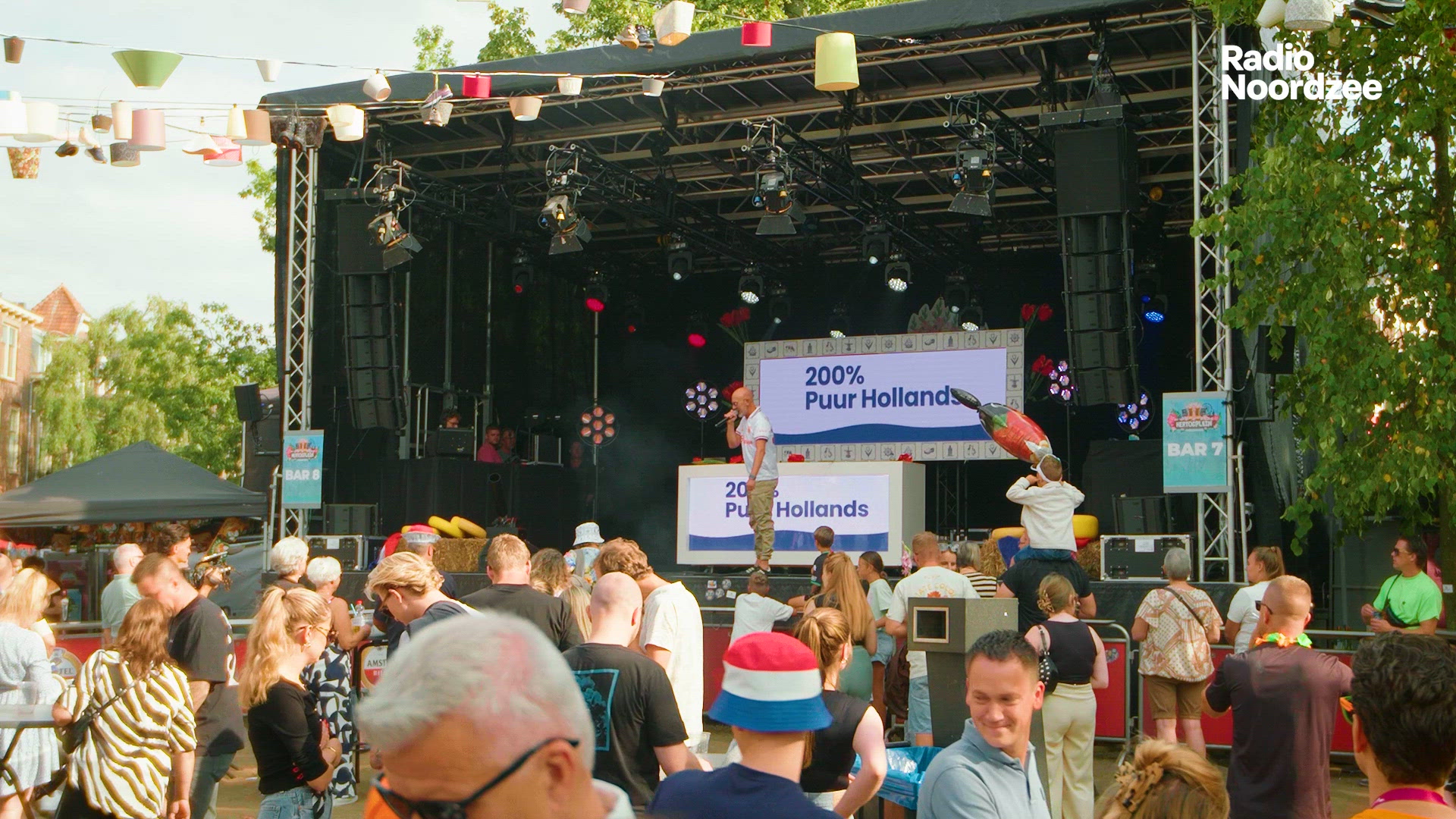 Bennie Solo &amp; Zanger Alex zingen 'Een Bossie Gladiolen' op de Vierdaagse