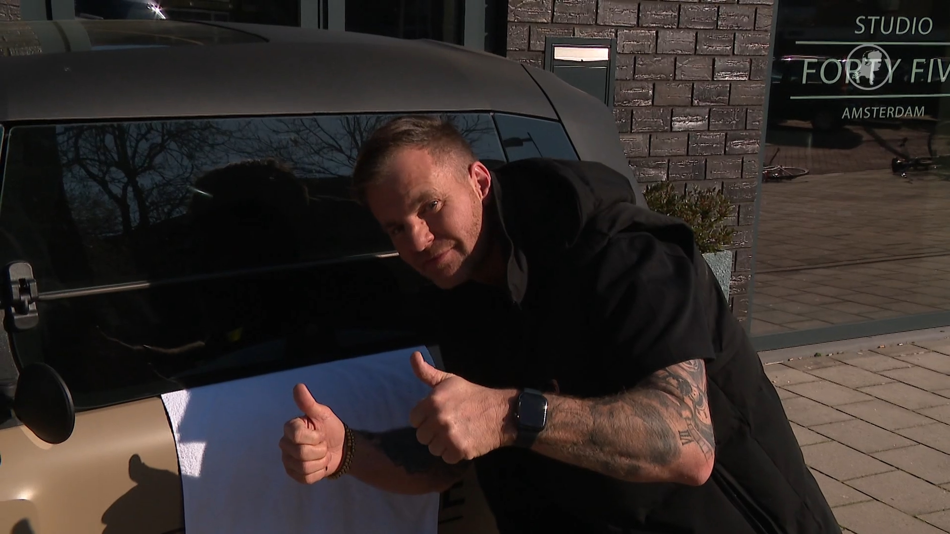 Boete om logo op auto ingetrokken: ondernemer krijgt gelijk