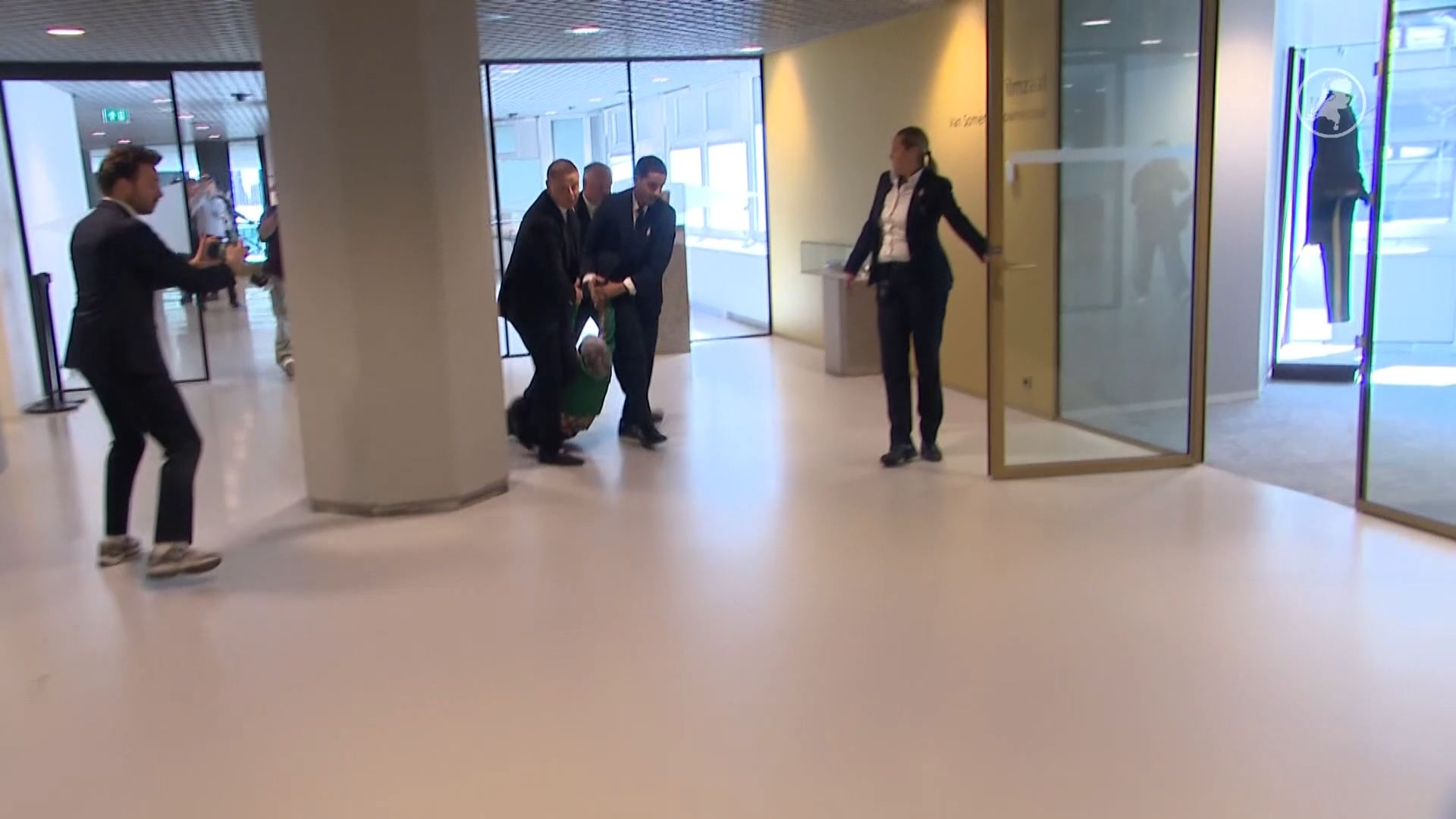 Kamerdebat 3 keer verstoord door demonstranten