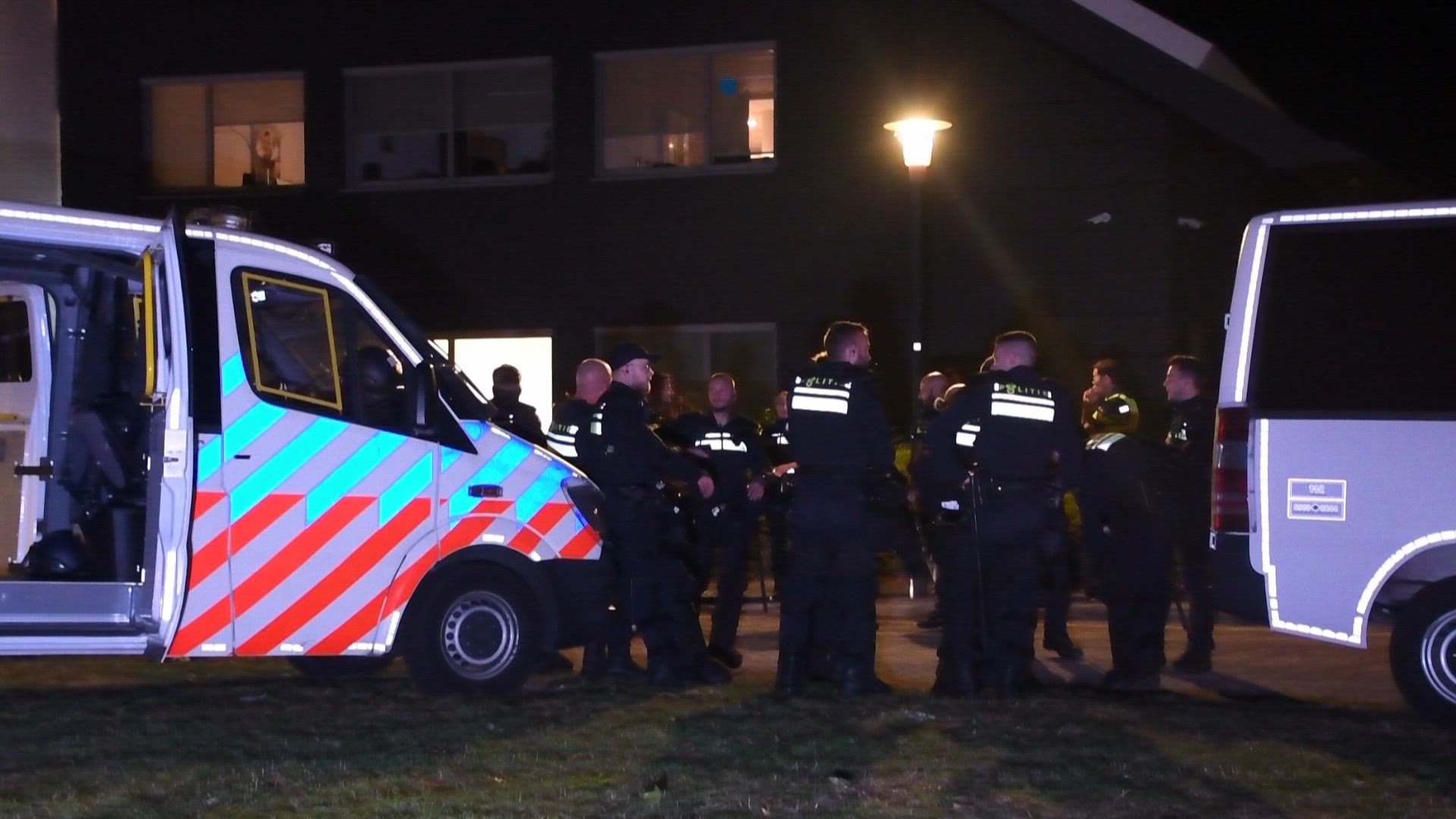 Raadsleden Tholen mogen gemeentehuis niet uit door demonstratie