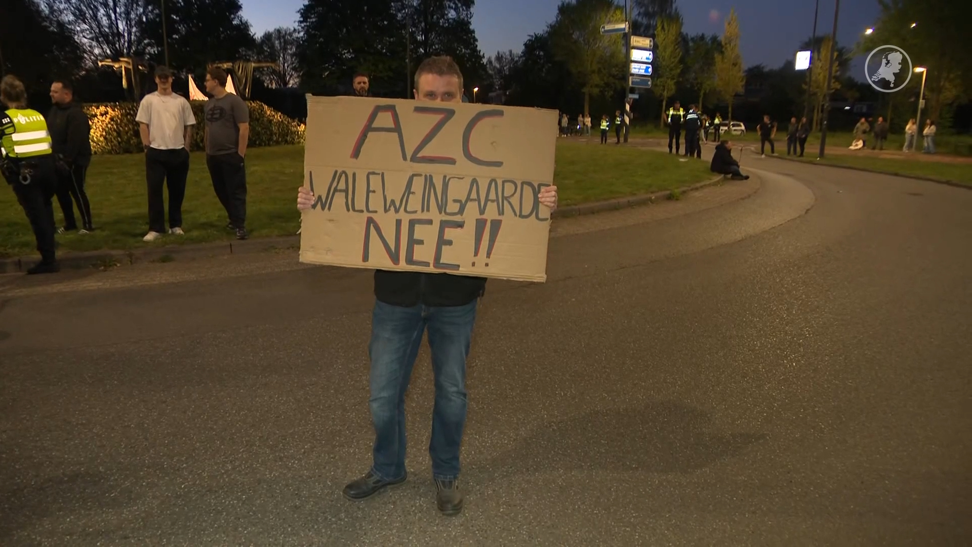 Bewoners demonstreren tegen komst AZC naast school voor speciaal onderwijs in Apeldoorn