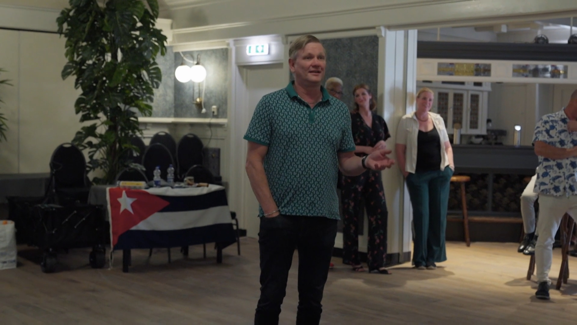 Oscar danst voor de laatste keer salsa