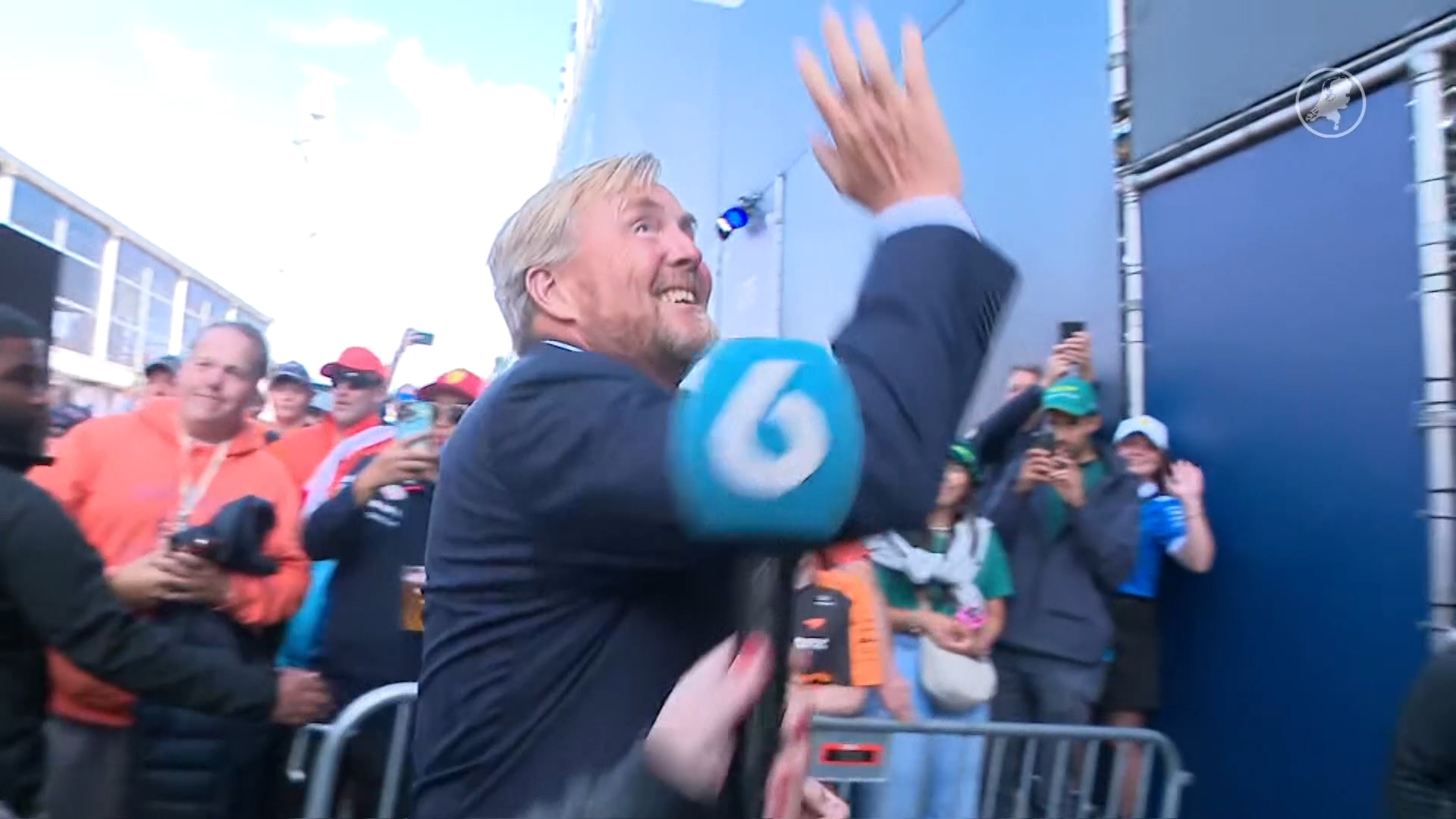 Daar zijn ze: de koning en koningin bij de laatste Grand Prix op Zandvoort
