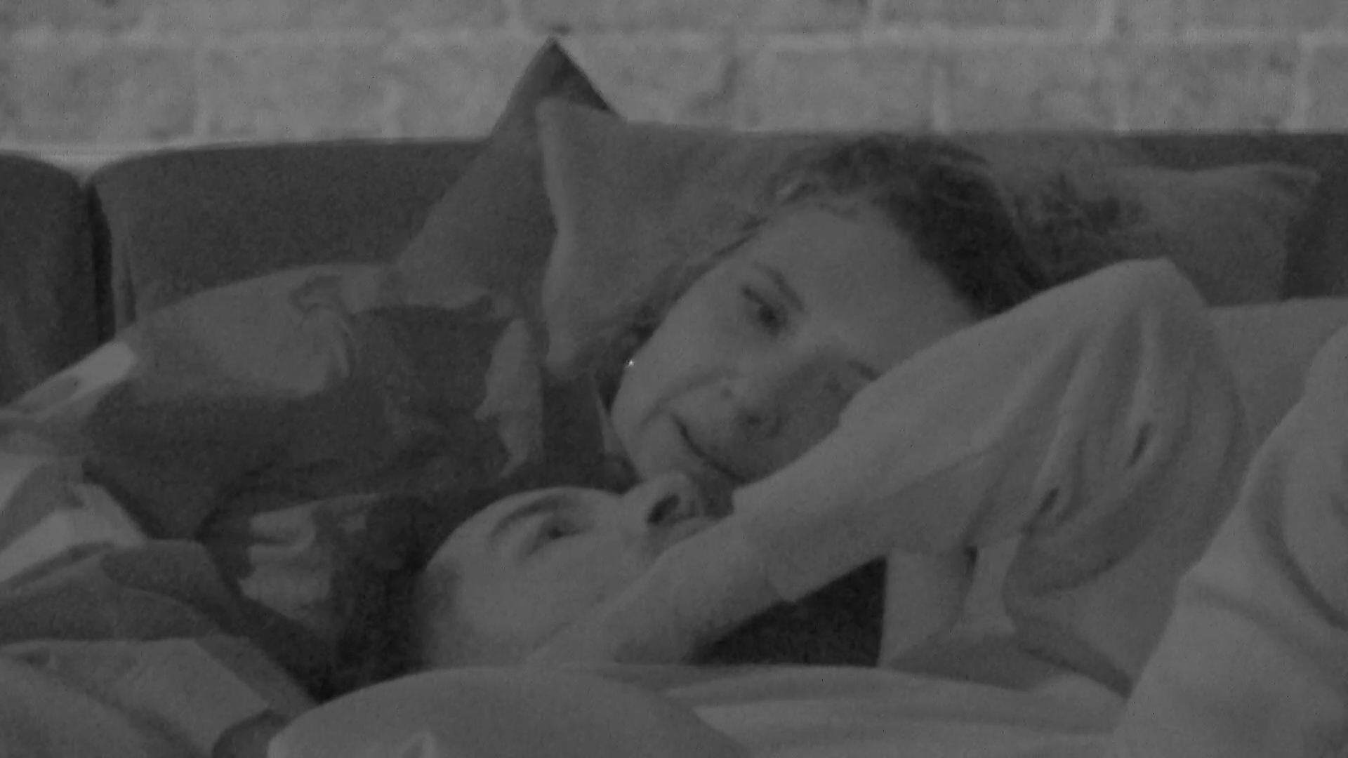 De Bondgenoten: Lisa en Thomas strelen elkaar