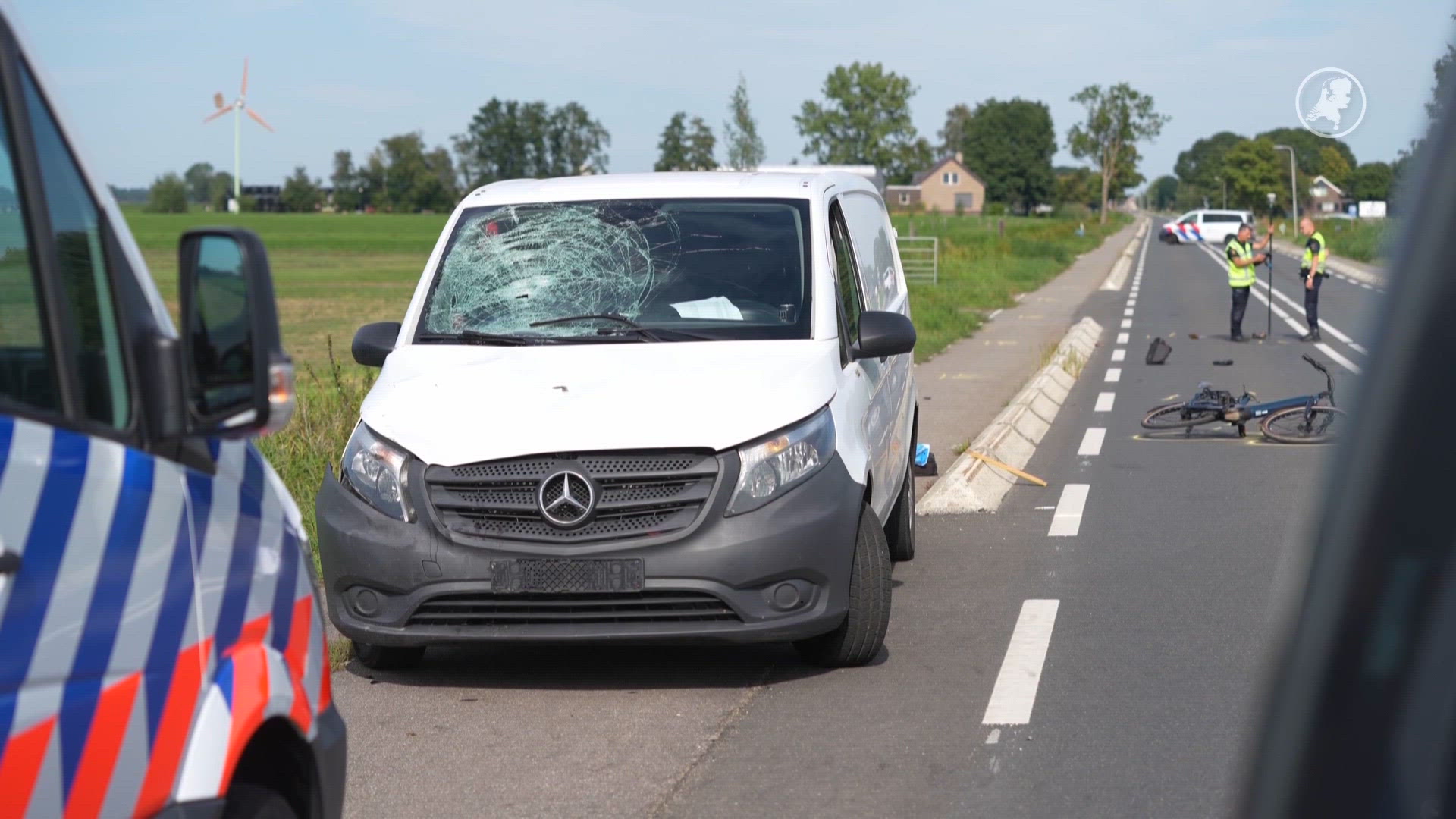 Fietsster (84) omgekomen na aanrijding busje in Streefkerk