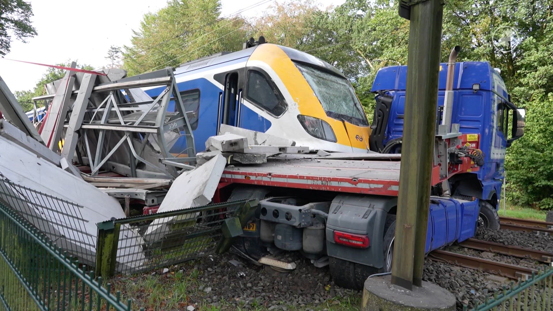 Trein botst op vrachtwagen in Ermelo
