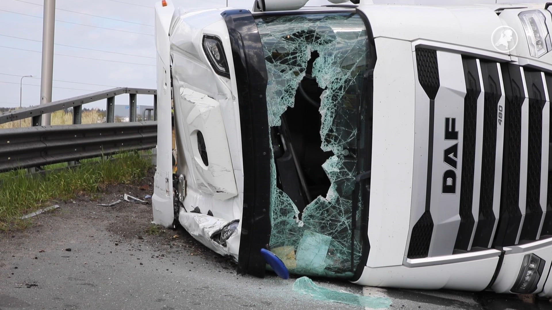 Gekantelde vrachtwagen op verbindingsweg A1 en A50