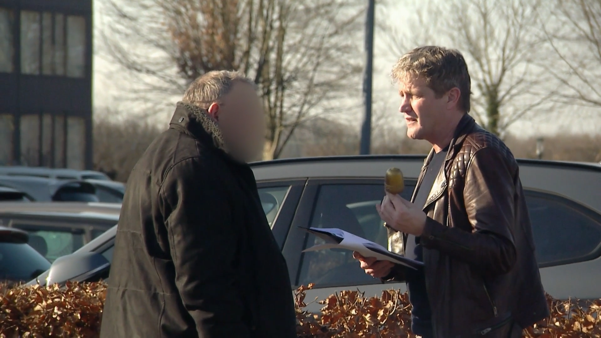 Terwijl slachtoffer vecht voor haar leven wordt ze voor tonnen bestolen