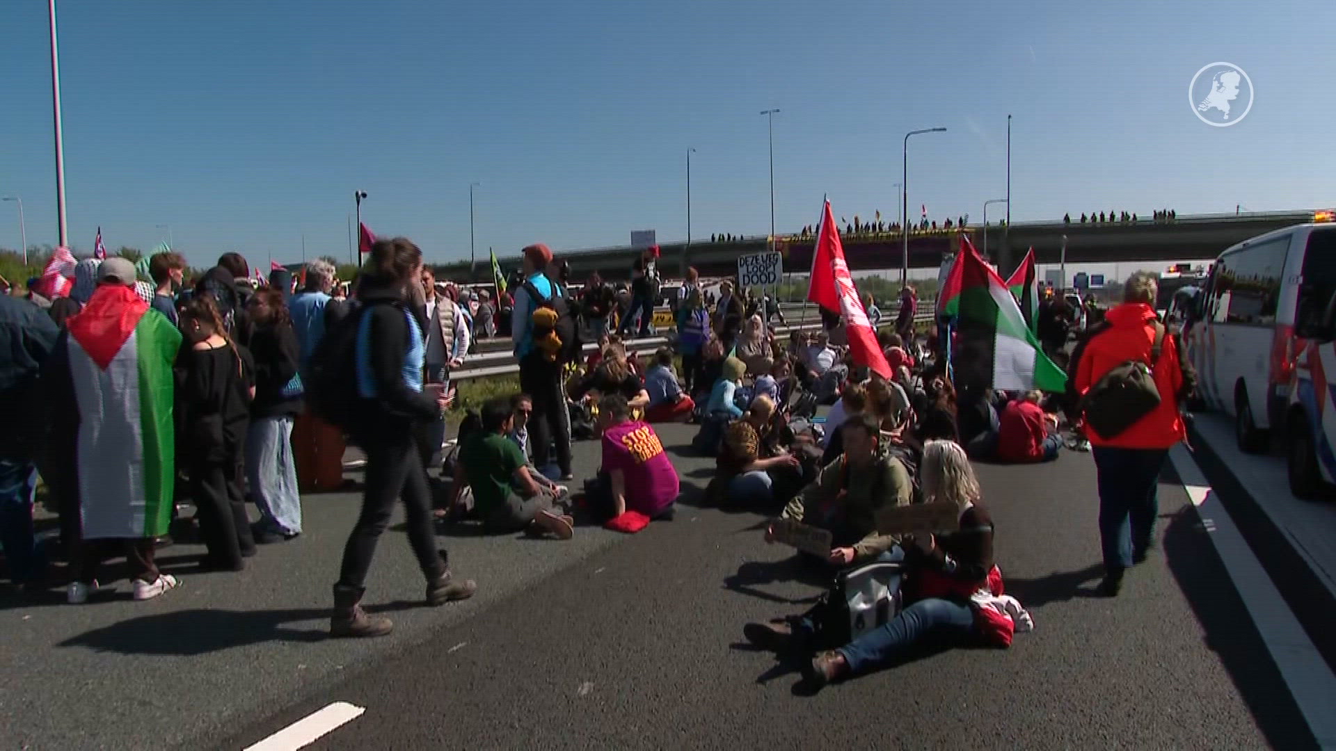 Grote groep klimaatdemonstranten loopt A12 op