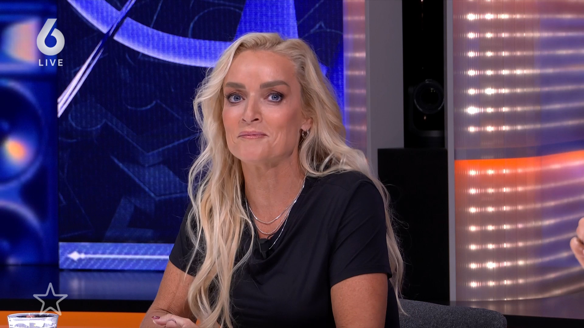 Samantha Steenwijk vertelt over haar nieuwe nummer Eén Blik Is Genoeg