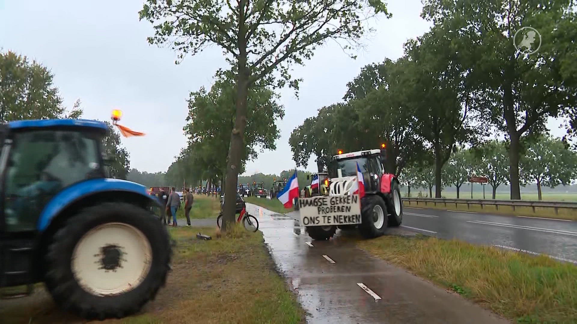 Boeren met trekkers richting Assen: 'Ze mogen weten dat we er zijn'