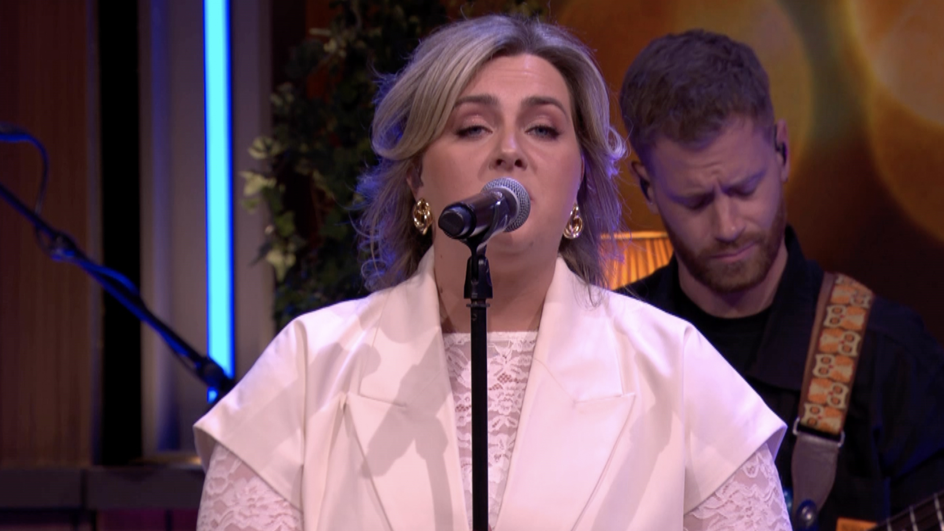 Nienke Fitters zingt 'When We Were Young' in de commercialbreak van De Oranjezondag