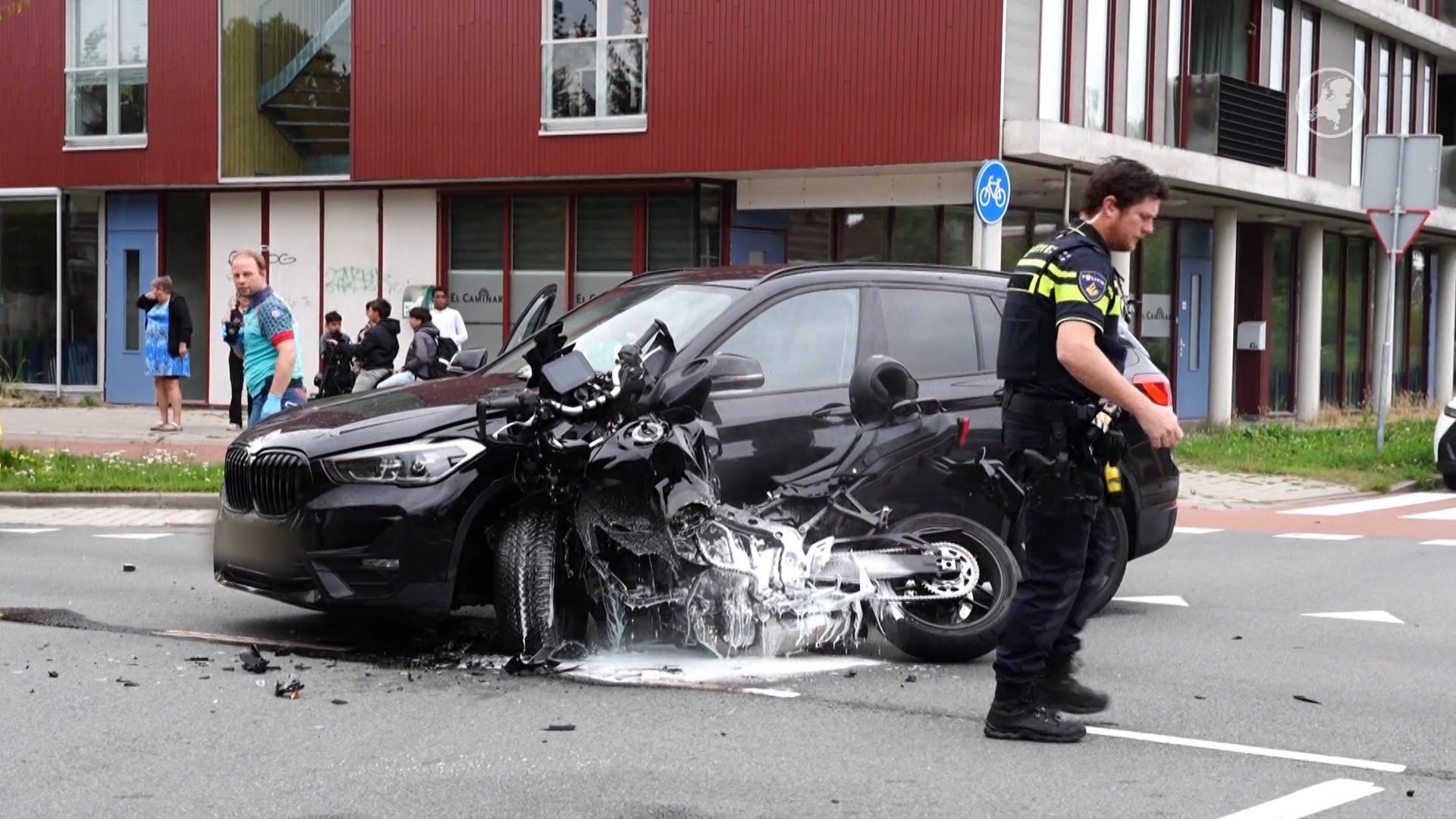 Motor botst op auto in Hoorn, motorrijder gewond naar ziekenhuis