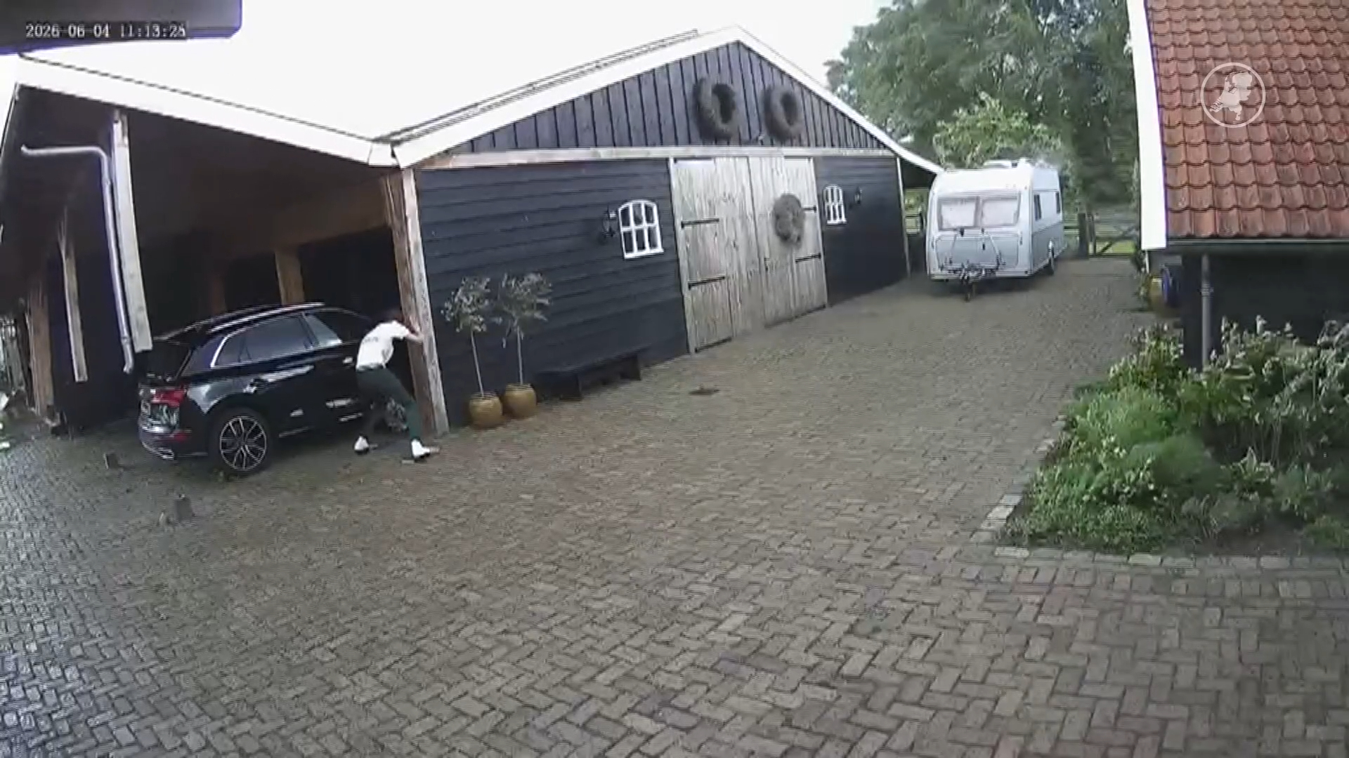 Carport vliegt de lucht in door windhoos in Glanerbrug