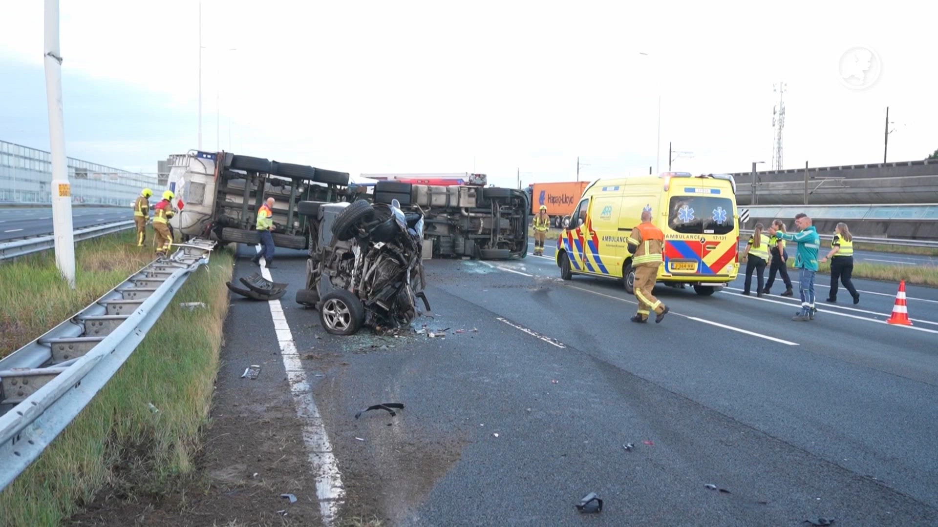 Gewonde door ongeluk met geschaarde vrachtwagen op A15