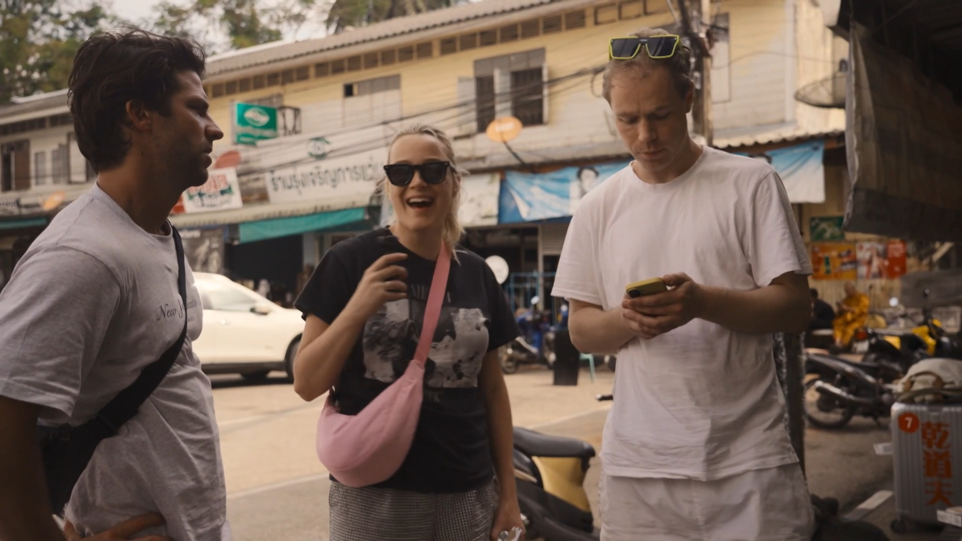 Benjamin regelt een busticket naar Phuket