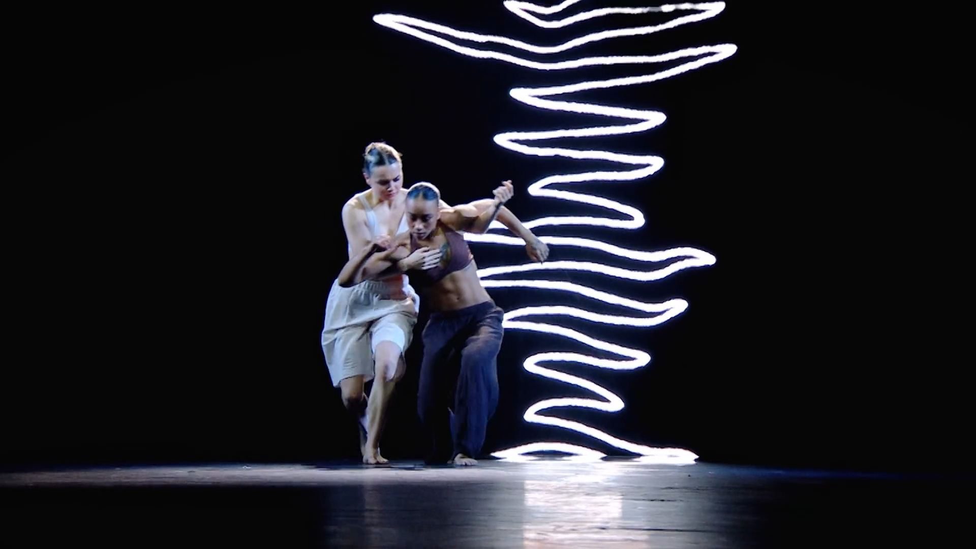 Emma &amp; Daxia dansen vol overgave | Studioshows Deel 4