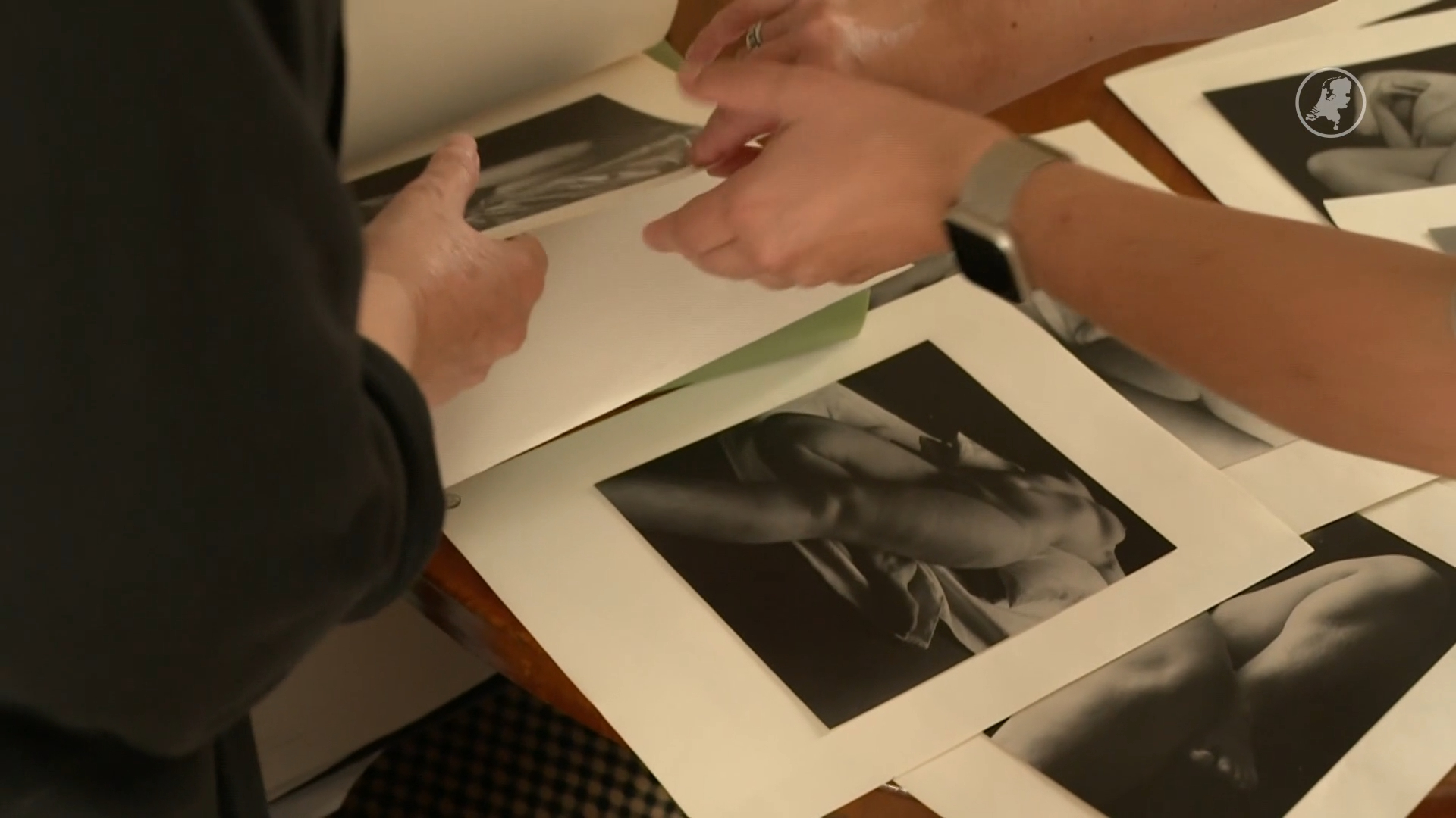Wie zijn toch de vrouwen op duizenden naaktfoto's in een erfenis?
