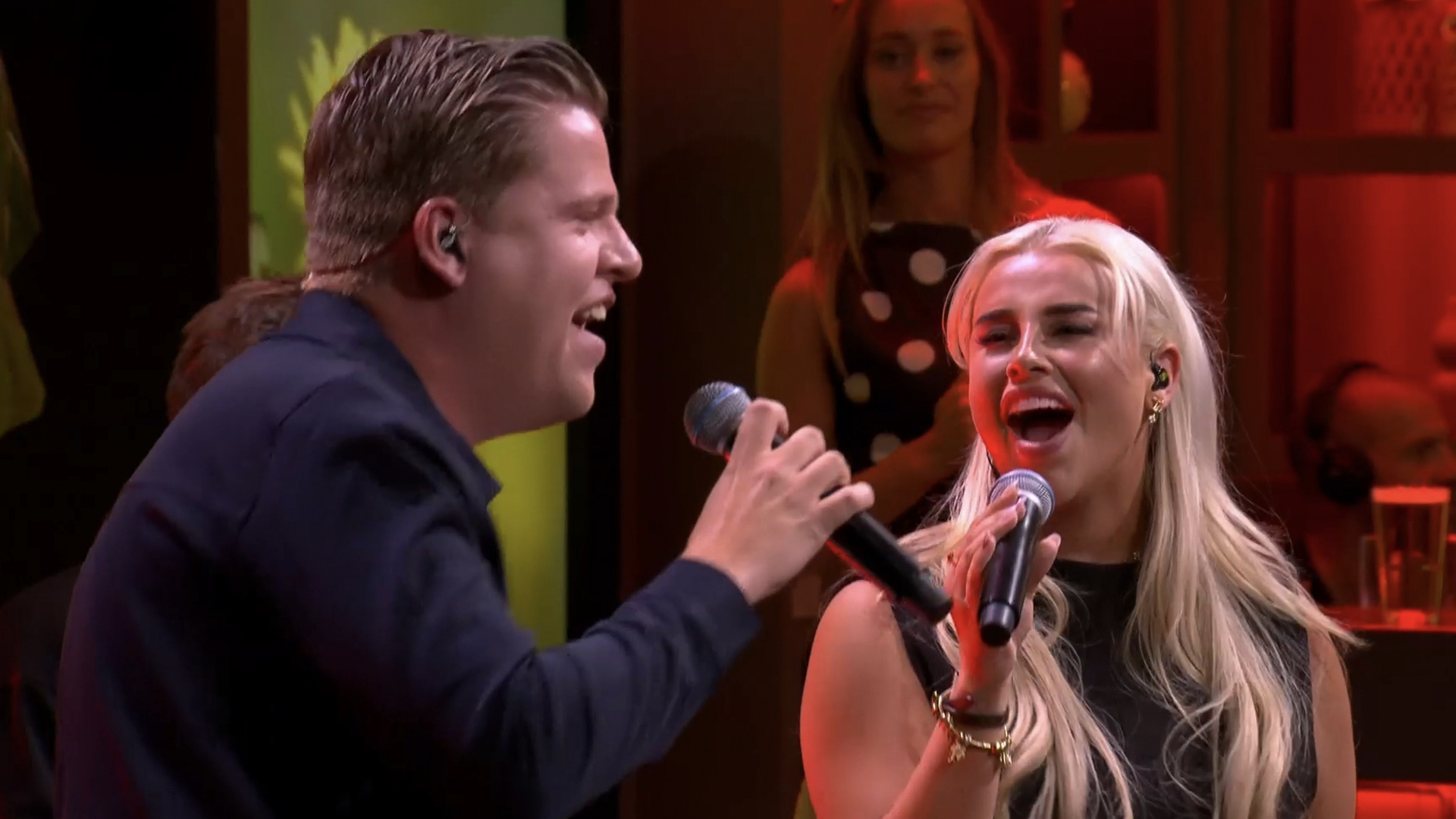 Senna en Sven Versteeg zorgen met 'Vuurwerk' voor een knallende opening van De Oranjezondag!
