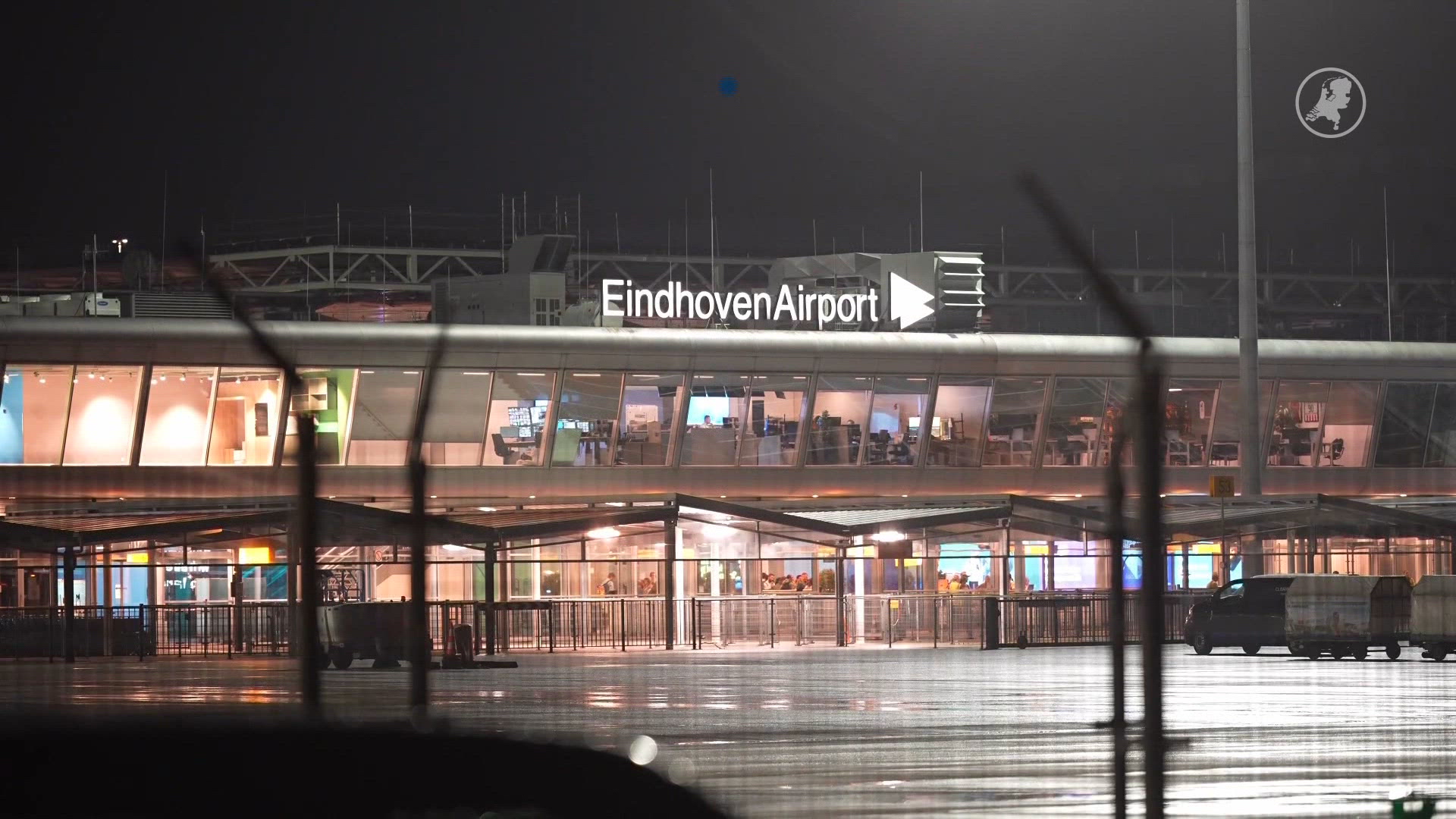 Naakte vrouw rijdt door hek Eindhoven Airport en komt tussen vliegtuigen terecht