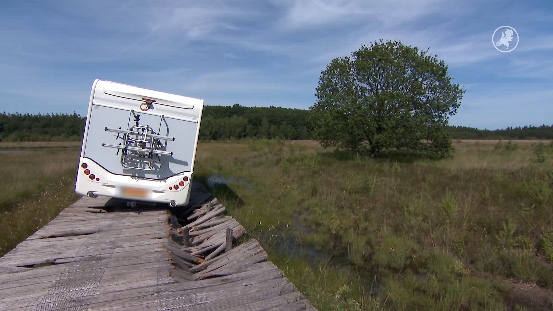 Camper zakt door wandelvlonder in Grolloërveen