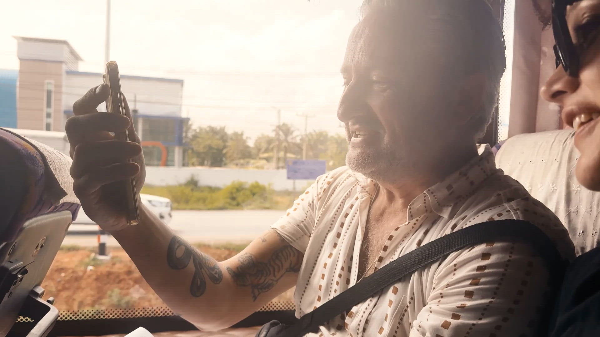 Dennis, Tess en Thomas gaan naar een festival