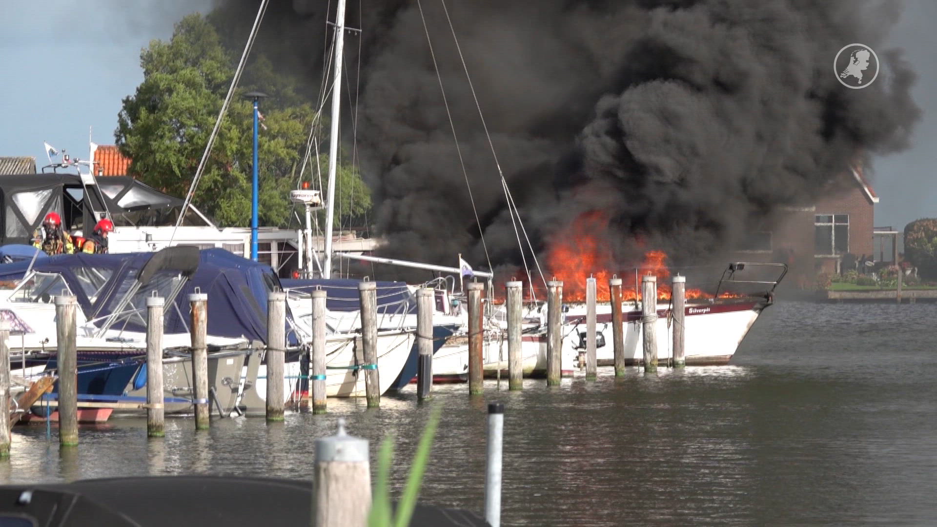Boot brandt af in haven Knollendam