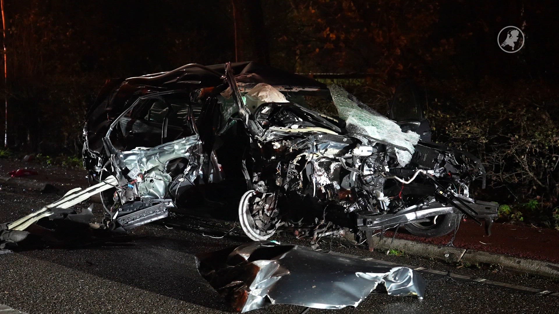 'Auto crasht tegen twee bomen na politieachtervolging in Oosterhout'