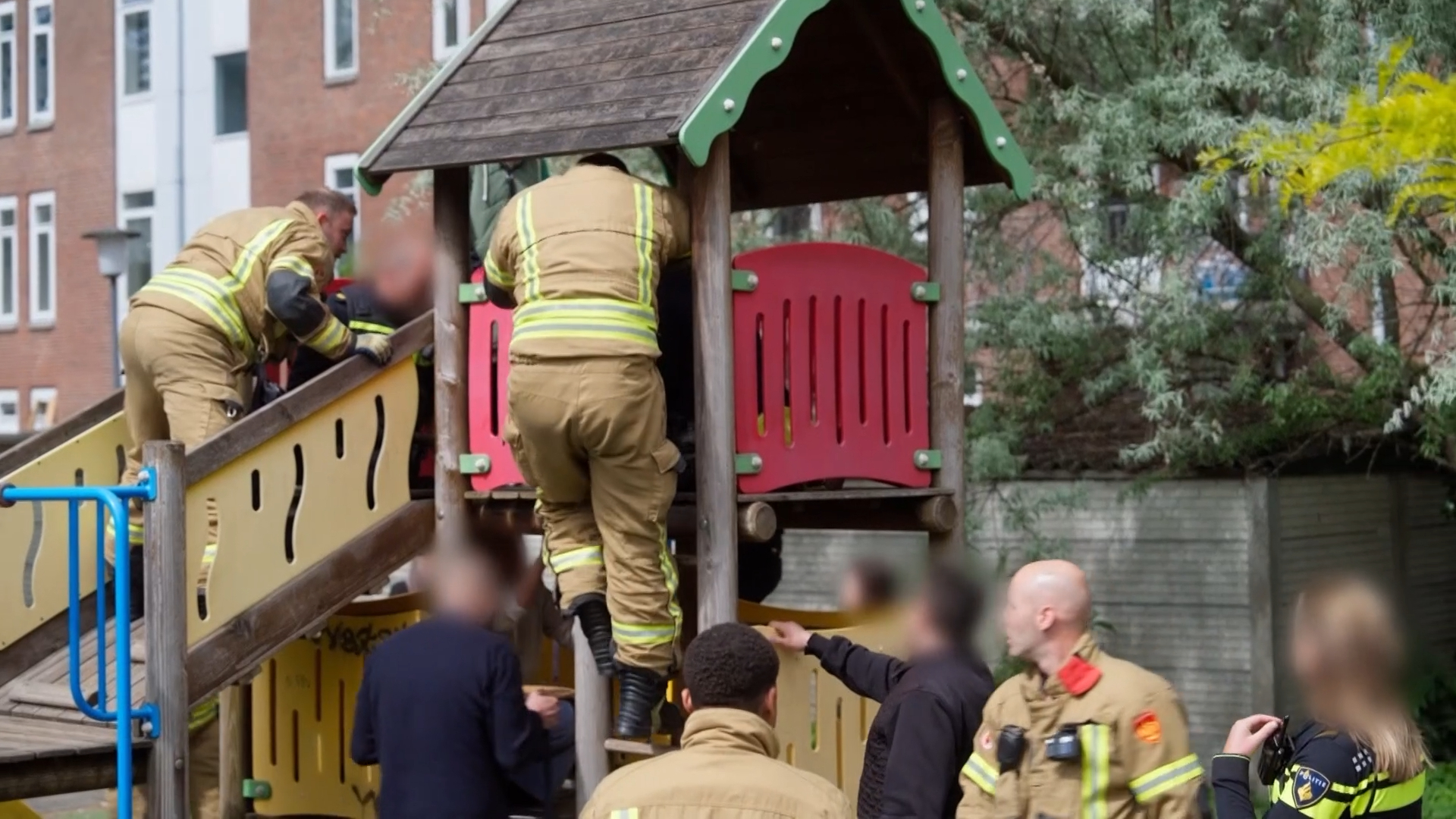 Jongetje komt vast te zitten in klimtoestel