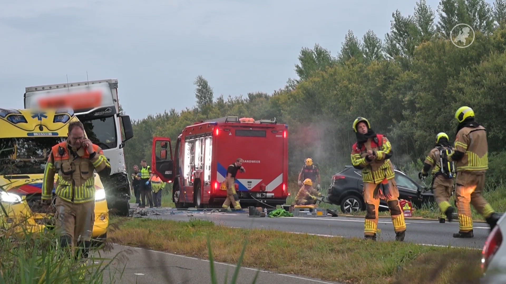 Man (41) overleden bij botsing tussen vrachtwagen en auto