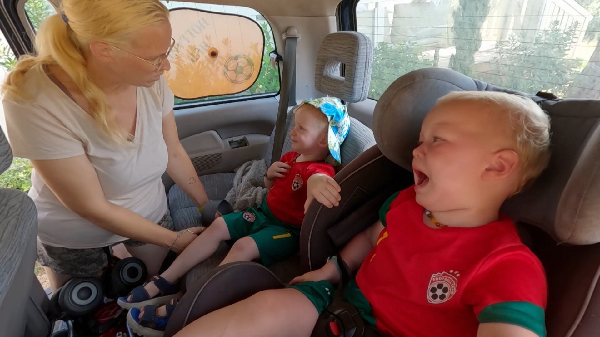 Jace en Mick zorgen voor chaos in de auto