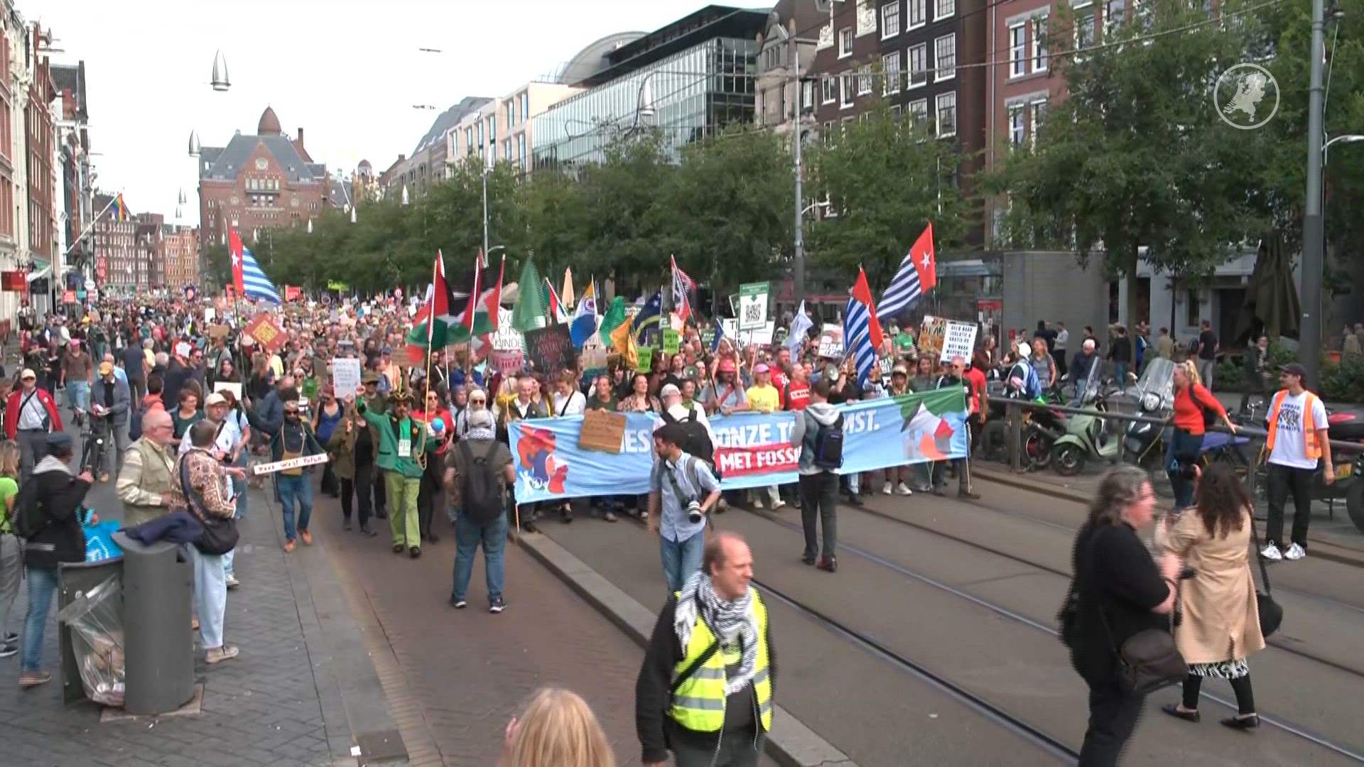 Demonstranten sluiten zich massaal aan bij klimaatmars in Amsterdam