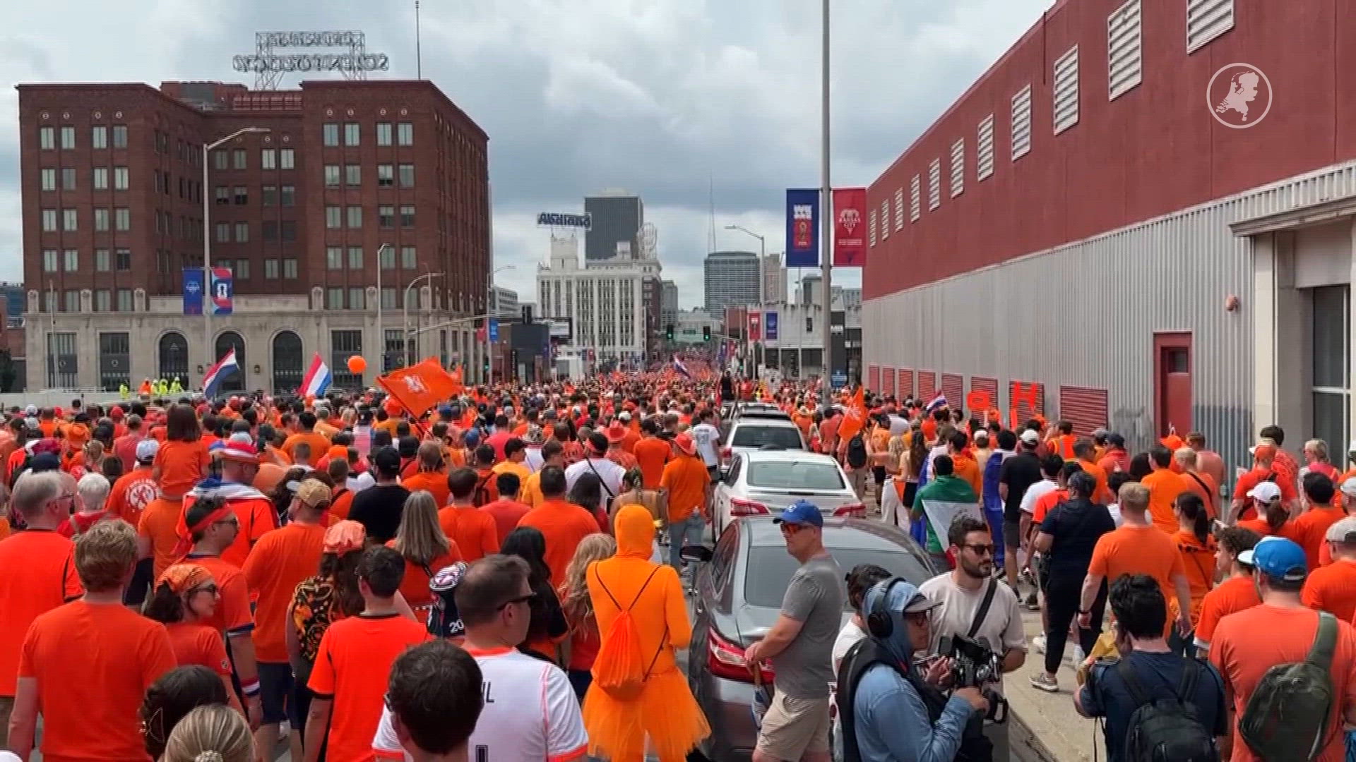 Massale fanwalk Oranje trekt duizenden Amerikanen in Kansas City