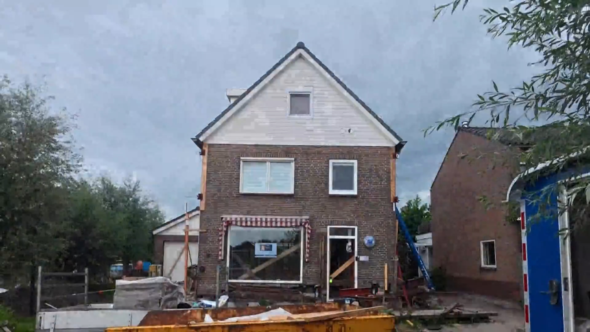 Het scheve huis in Wilnis staat weer rechtovereind