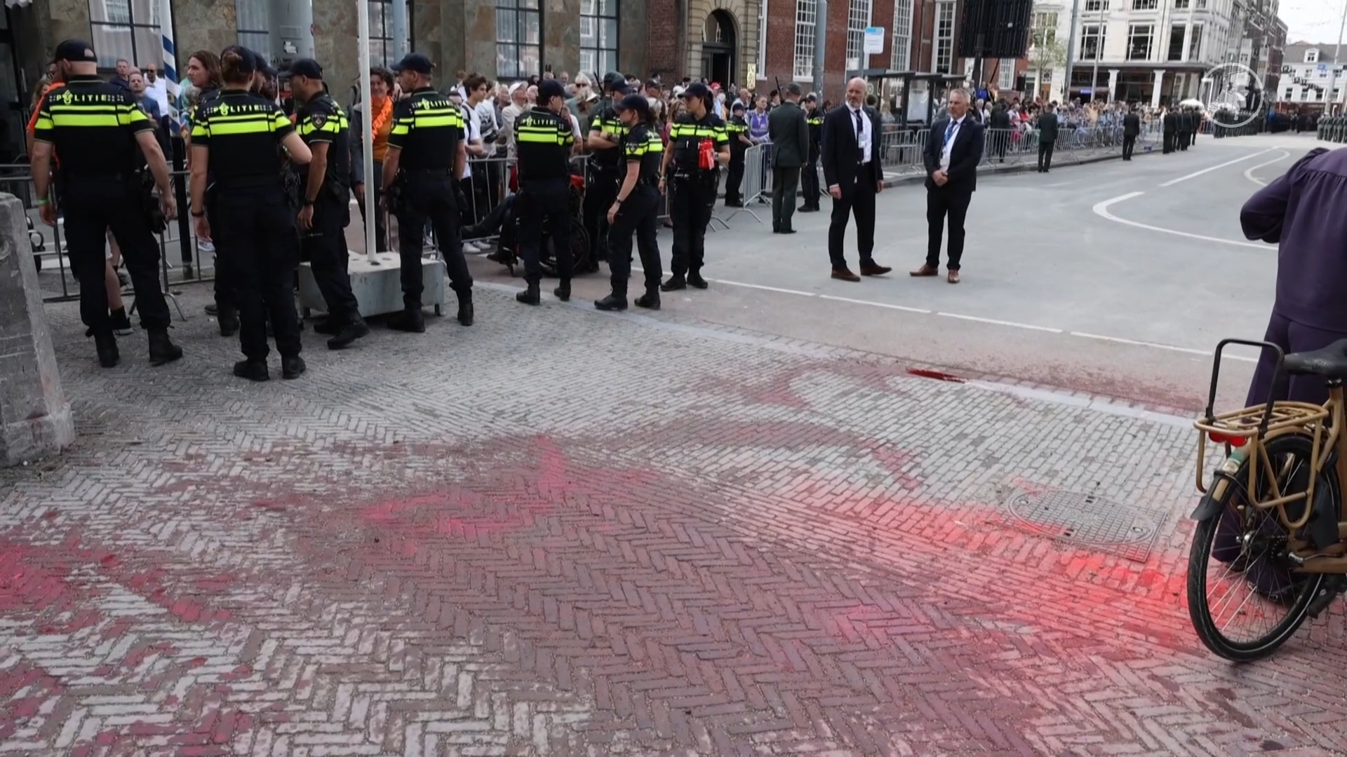 XR-activisten gooien rode verf op route koning tijdens Prinsjesdag