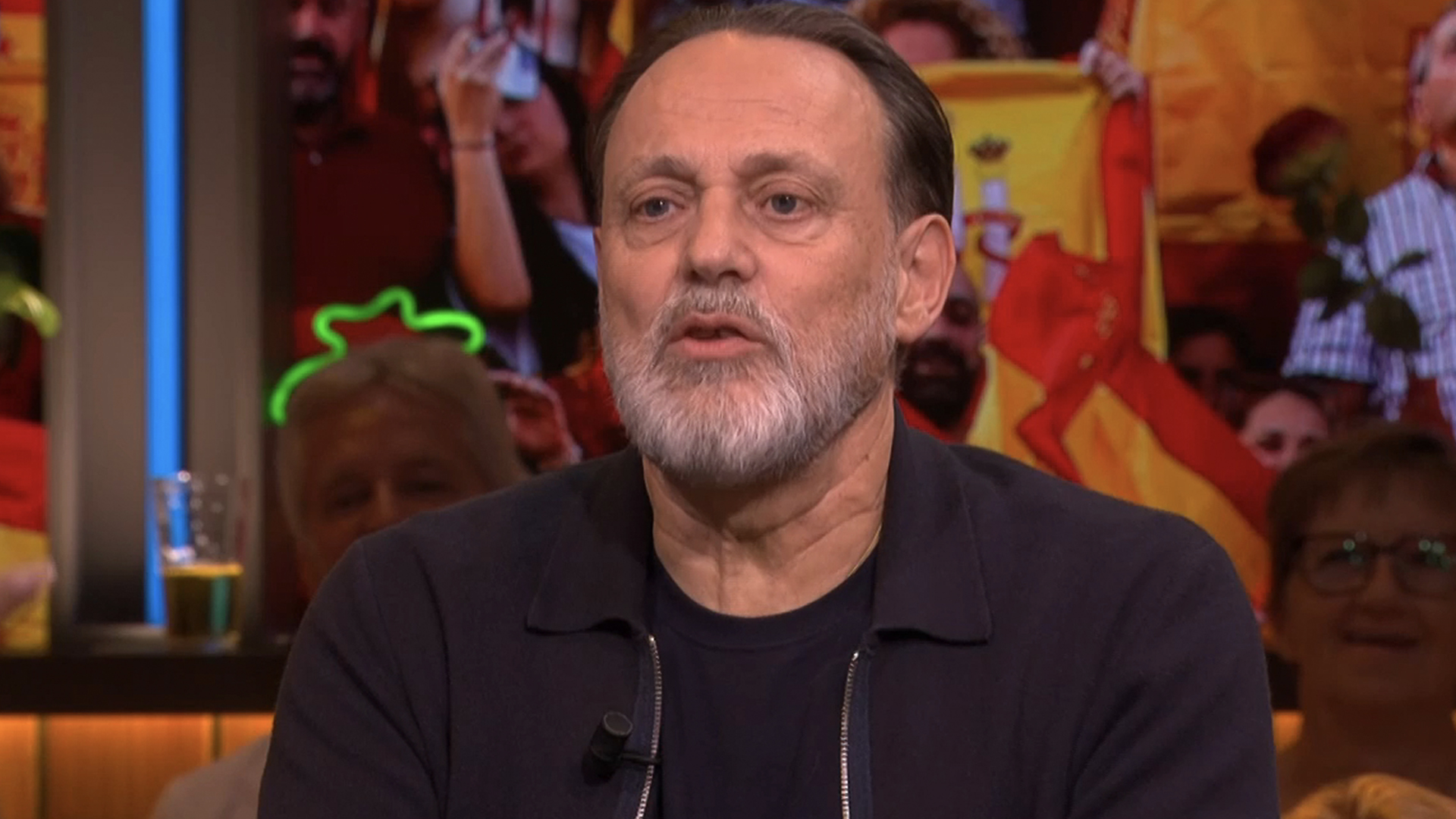 Hugo Borst over schrappen van woorden als 'homokroeg' in biografie Komrij: 'Geschiedvervalsing!'