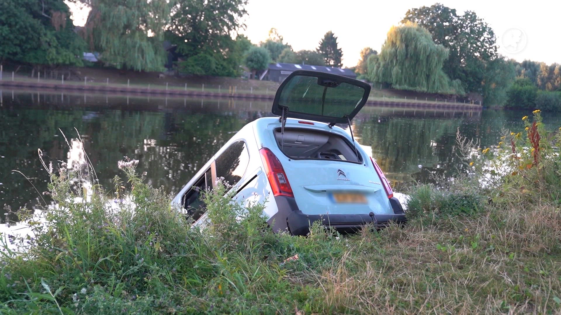 Auto te water in Engelen mogelijk link met anti-asielbekladdingen
